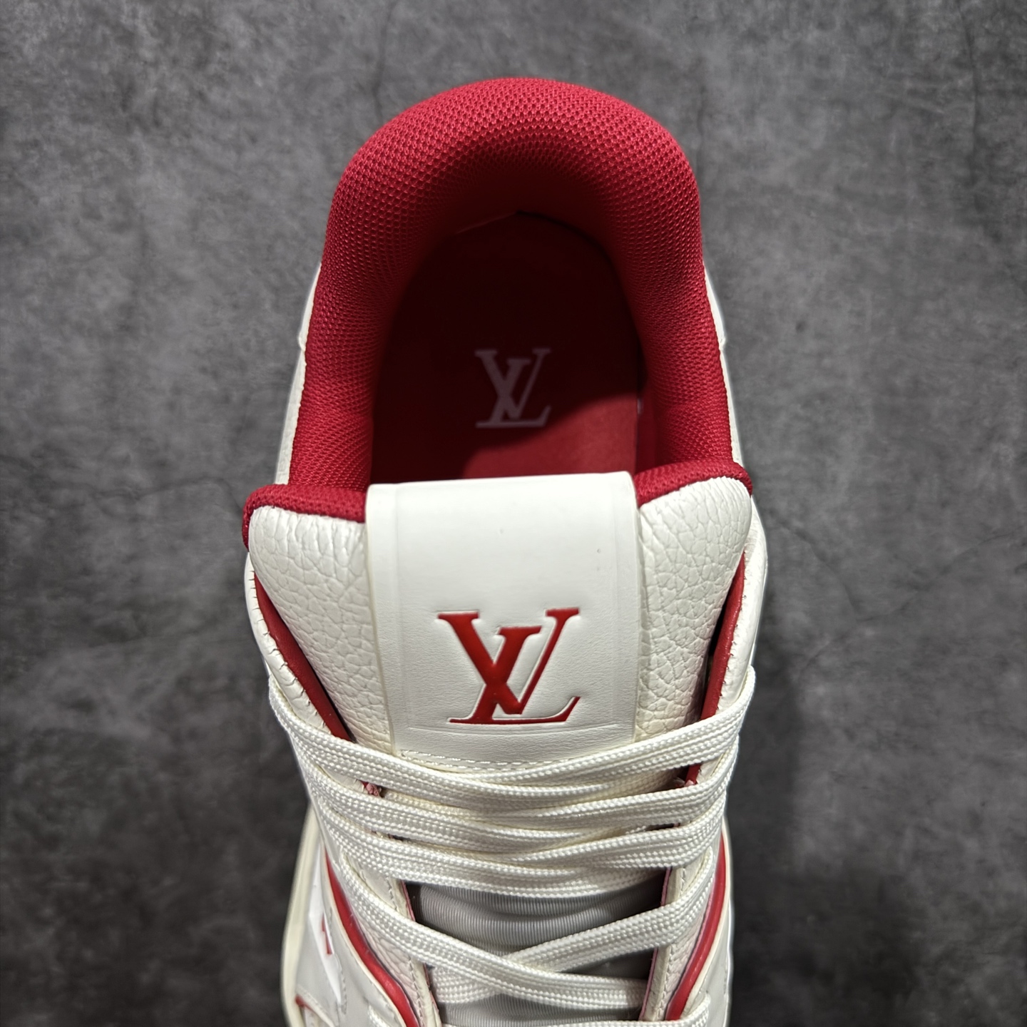 图片[8]-【YS纯原】广奢高端货 LOUIS VUITTON 路易威登 LV Trainer 休闲板鞋 ✦ 原楦原纸版开模，鞋型立体饱满 ✦ 零毛边、零溢胶、零线头瑕疵 ✦ 细节与原版一致 区分市面通货 ✦ 多层叠片＋电脑针车，针距密度一致 ✦ Monogram浮雕＋3D高频压纹 ✦ 多密度发泡中底：支撑回弹媲美专柜 ✦ 原装橡胶大底：含胶量高、纹路深、双拼接零偏差 ✦ ZP级原装包装：专柜款鞋盒＋防尘袋＋说明书 尺码：35-45-选品中心