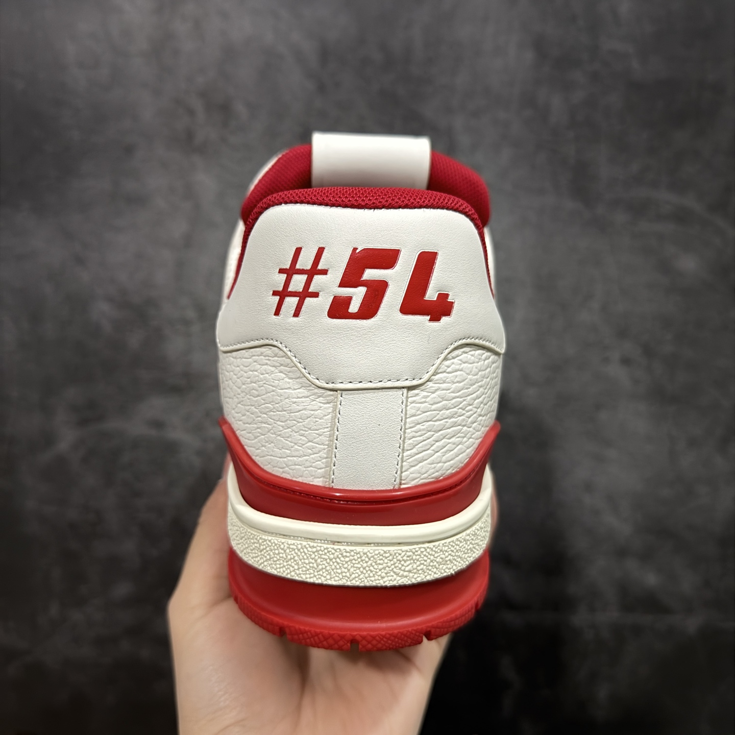 图片[4]-【YS纯原】广奢高端货 LOUIS VUITTON 路易威登 LV Trainer 休闲板鞋 ✦ 原楦原纸版开模，鞋型立体饱满 ✦ 零毛边、零溢胶、零线头瑕疵 ✦ 细节与原版一致 区分市面通货 ✦ 多层叠片＋电脑针车，针距密度一致 ✦ Monogram浮雕＋3D高频压纹 ✦ 多密度发泡中底：支撑回弹媲美专柜 ✦ 原装橡胶大底：含胶量高、纹路深、双拼接零偏差 ✦ ZP级原装包装：专柜款鞋盒＋防尘袋＋说明书 尺码：35-45-选品中心