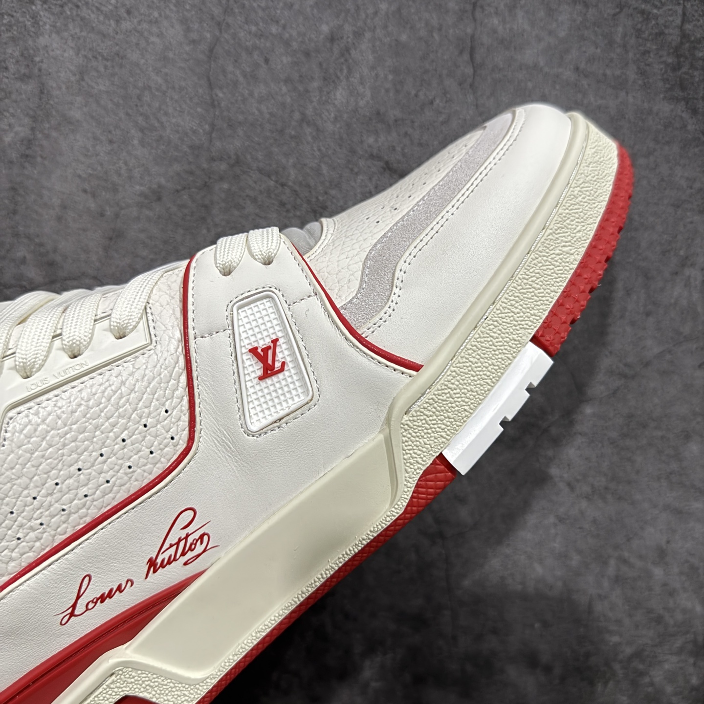 图片[6]-【YS纯原】广奢高端货 LOUIS VUITTON 路易威登 LV Trainer 休闲板鞋 ✦ 原楦原纸版开模，鞋型立体饱满 ✦ 零毛边、零溢胶、零线头瑕疵 ✦ 细节与原版一致 区分市面通货 ✦ 多层叠片＋电脑针车，针距密度一致 ✦ Monogram浮雕＋3D高频压纹 ✦ 多密度发泡中底：支撑回弹媲美专柜 ✦ 原装橡胶大底：含胶量高、纹路深、双拼接零偏差 ✦ ZP级原装包装：专柜款鞋盒＋防尘袋＋说明书 尺码：35-45-选品中心