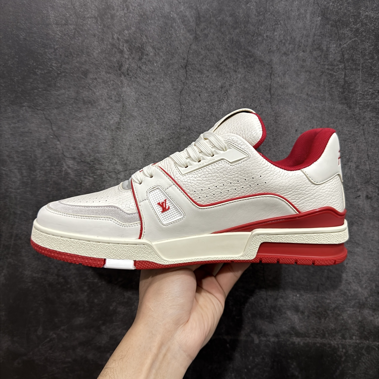 图片[2]-【YS纯原】广奢高端货 LOUIS VUITTON 路易威登 LV Trainer 休闲板鞋 ✦ 原楦原纸版开模，鞋型立体饱满 ✦ 零毛边、零溢胶、零线头瑕疵 ✦ 细节与原版一致 区分市面通货 ✦ 多层叠片＋电脑针车，针距密度一致 ✦ Monogram浮雕＋3D高频压纹 ✦ 多密度发泡中底：支撑回弹媲美专柜 ✦ 原装橡胶大底：含胶量高、纹路深、双拼接零偏差 ✦ ZP级原装包装：专柜款鞋盒＋防尘袋＋说明书 尺码：35-45-选品中心