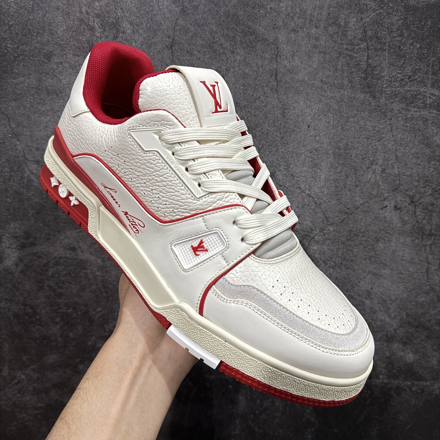 图片[3]-【YS纯原】广奢高端货 LOUIS VUITTON 路易威登 LV Trainer 休闲板鞋 ✦ 原楦原纸版开模，鞋型立体饱满 ✦ 零毛边、零溢胶、零线头瑕疵 ✦ 细节与原版一致 区分市面通货 ✦ 多层叠片＋电脑针车，针距密度一致 ✦ Monogram浮雕＋3D高频压纹 ✦ 多密度发泡中底：支撑回弹媲美专柜 ✦ 原装橡胶大底：含胶量高、纹路深、双拼接零偏差 ✦ ZP级原装包装：专柜款鞋盒＋防尘袋＋说明书 尺码：35-45-选品中心