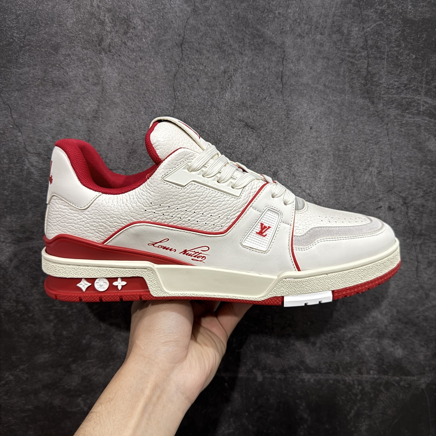 【YS纯原】广奢高端货 LOUIS VUITTON 路易威登 LV Trainer 休闲板鞋 ✦ 原楦原纸版开模，鞋型立体饱满 ✦ 零毛边、零溢胶、零线头瑕疵 ✦ 细节与原版一致 区分市面通货 ✦ 多层叠片＋电脑针车，针距密度一致 ✦ Monogram浮雕＋3D高频压纹 ✦ 多密度发泡中底：支撑回弹媲美专柜 ✦ 原装橡胶大底：含胶量高、纹路深、双拼接零偏差 ✦ ZP级原装包装：专柜款鞋盒＋防尘袋＋说明书 尺码：35-45-选品中心