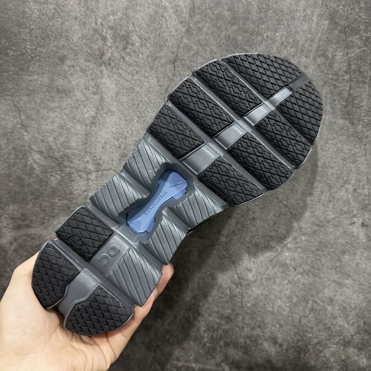 On昂跑 Cloud X4 舒适百搭 跑鞋 防滑耐磨透气 低帮 越野训练跑步鞋 新品出货上架 定义市场昂