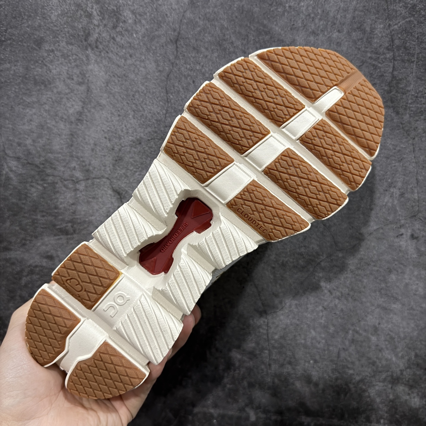 图片[9]-【T1原厂版】On昂跑 Cloud X4 舒适百搭 跑鞋 防滑耐磨透气 低帮 越野训练跑步鞋 新品出货上架 定义市场昂跑标杆水准 独家原厂档案开发私模大底【棱角分明】 独家定制原厂面料 区别市场通货批次 尺码：36 36.5 37 38 38.5 39 40 40.5 41 42 42.5 43 44 44.5 45-选品中心