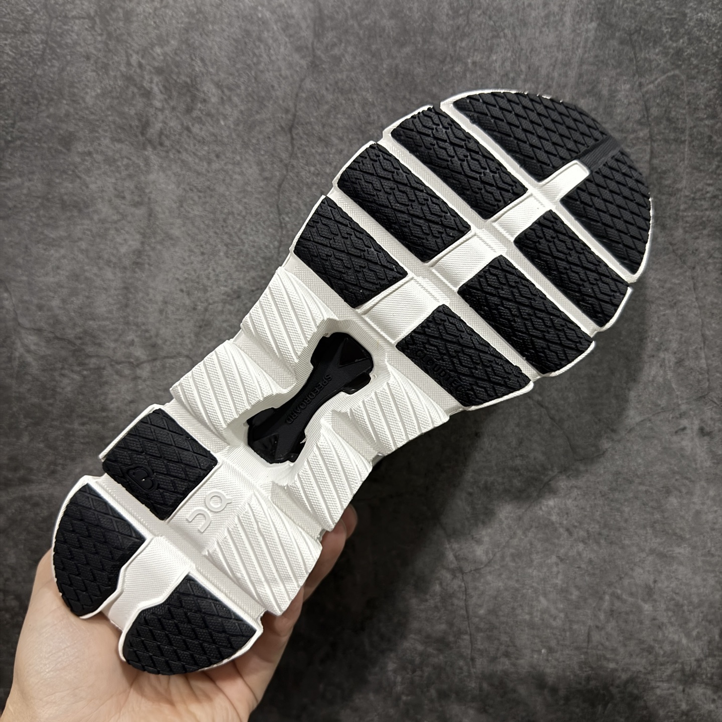 图片[9]-【T1原厂版】On昂跑 Cloud X4 舒适百搭 跑鞋 防滑耐磨透气 低帮 越野训练跑步鞋 新品出货上架 定义市场昂跑标杆水准 独家原厂档案开发私模大底【棱角分明】 独家定制原厂面料 区别市场通货批次 尺码：36 36.5 37 38 38.5 39 40 40.5 41 42 42.5 43 44 44.5 45-选品中心