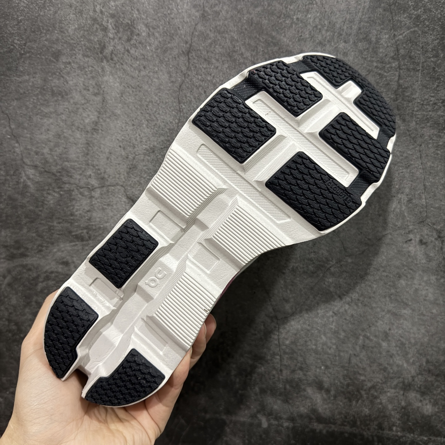 On昂跑 Cloudmonster 2 小怪兽2代 舒适百搭减震防滑耐磨透气 训练跑步鞋 新品出货上架 