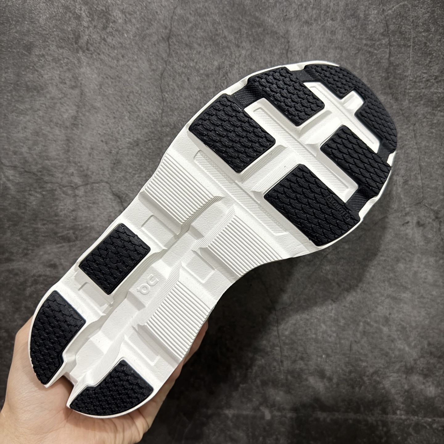 On昂跑 Cloudmonster 2 小怪兽2代 舒适百搭减震防滑耐磨透气 训练跑步鞋 新品出货上架 