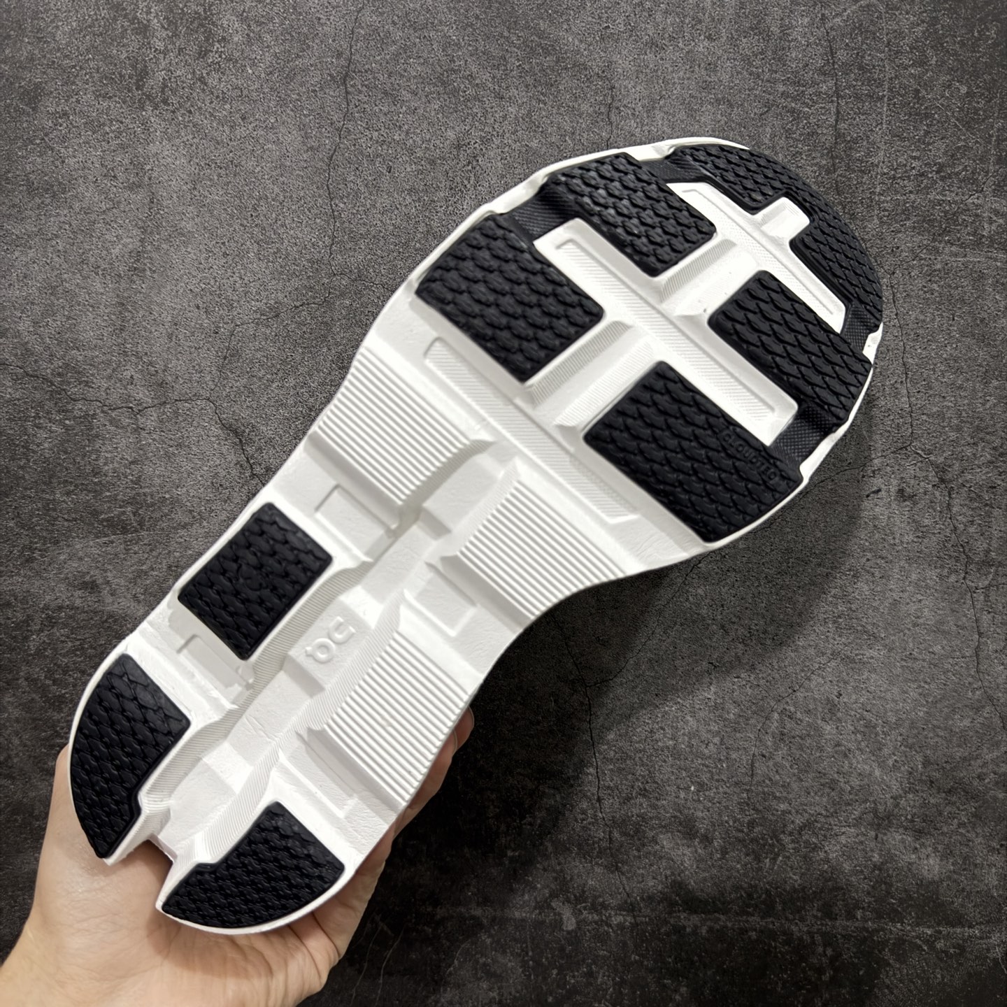 图片[9]-【T1原厂版】On昂跑 Cloudmonster 2 小怪兽2代 舒适百搭减震防滑耐磨透气 训练跑步鞋 新品出货上架 定义市场昂跑标杆水准 ＃独家原厂档案开发私模大底【棱角分明】 ＃独家定制原厂面料 区别市场通货批次 尺码：36 36.5 37 38 38.5 39 40 40.5 41 42 42.5 43 44 44.5 45-选品中心