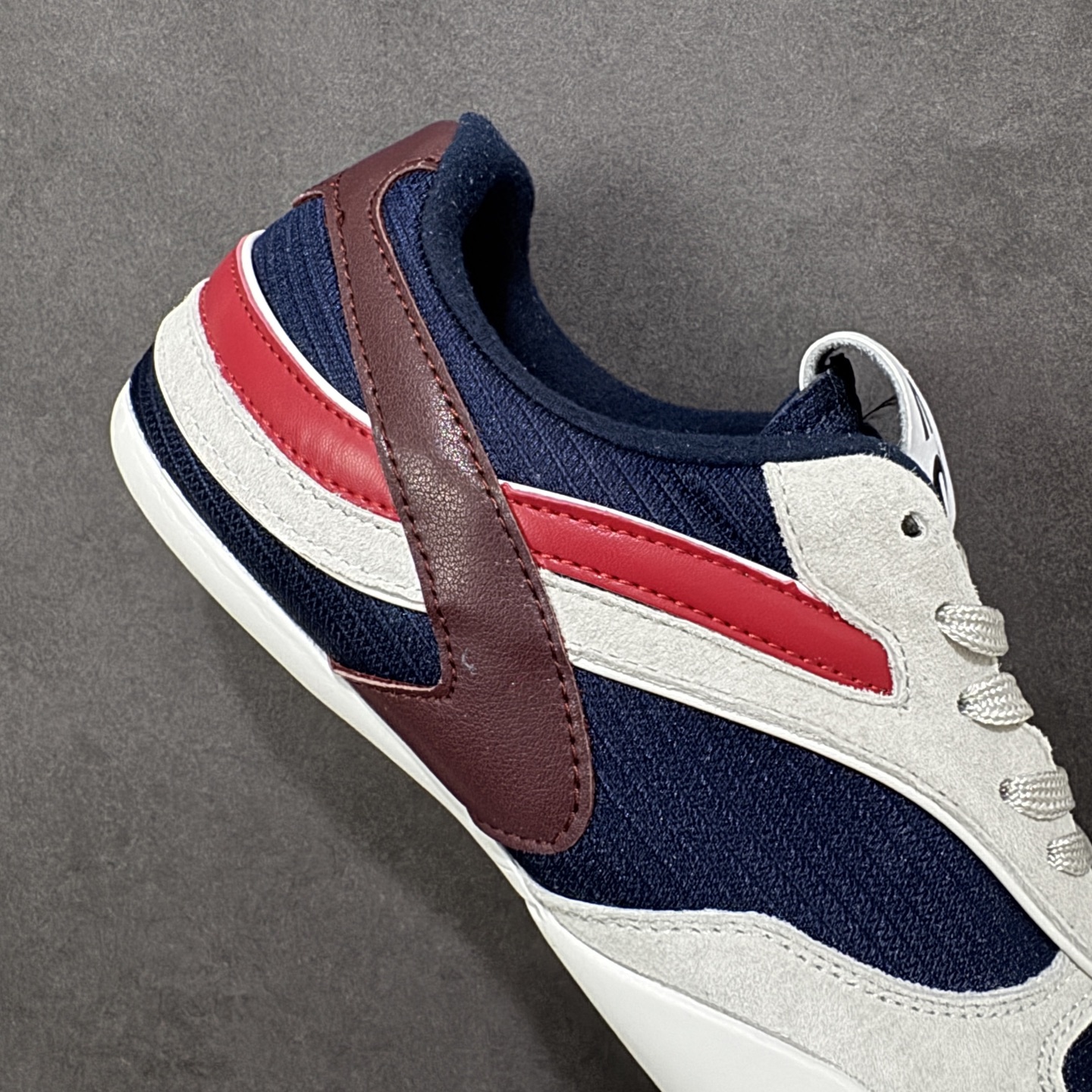 图片[6]-【K版纯原】顶级性价比MIU MIU缪缪 Gymnasium SS25春夏系列 绒面革 圆头系带 低帮 生活休闲鞋 此款拥有舒适的鞋面，具有很好的延展性，后跟采用柔软材质能够舒适贴合脚踝，穿着轻松，让您在平时生活中有舒适和轻 松的体验。 尺码：36 36.5 37 37.5 38 38.5 39 39.5 40 41 42 43 44 45 编码：HXSA250260-选品中心