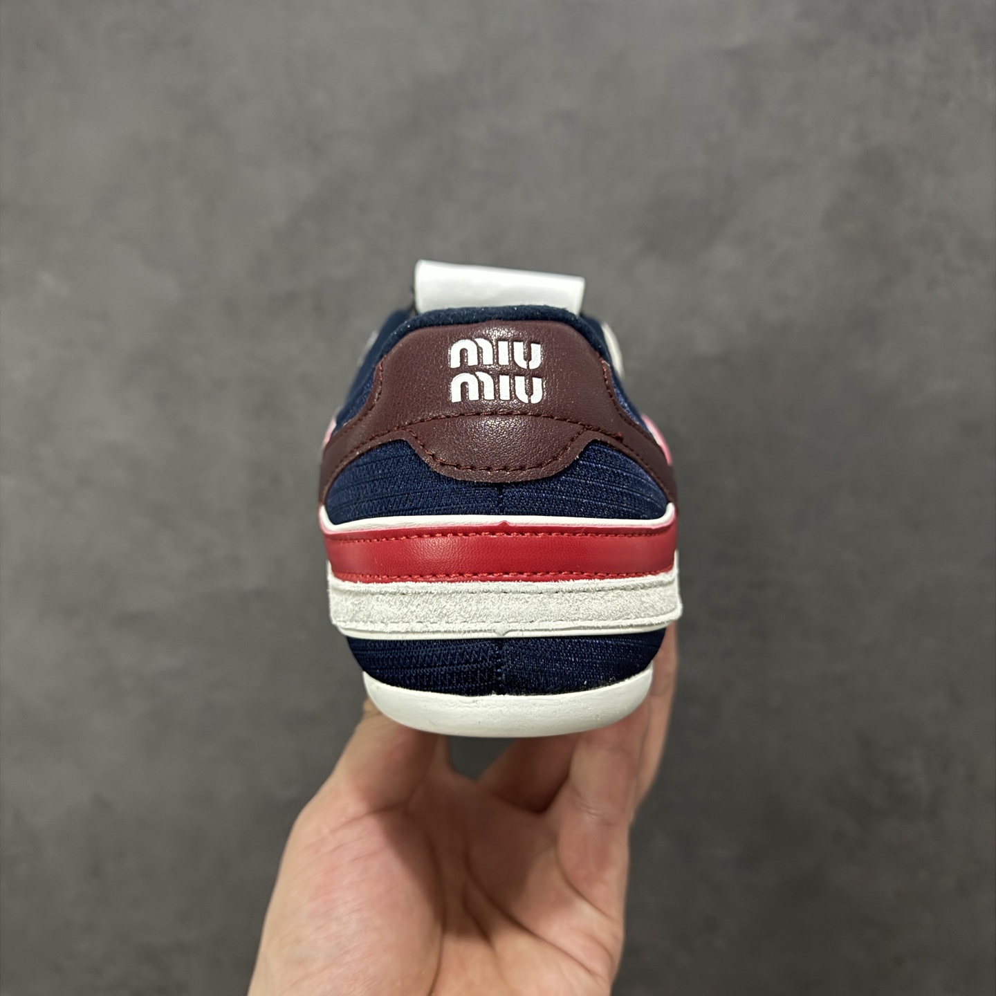 图片[4]-【K版纯原】顶级性价比MIU MIU缪缪 Gymnasium SS25春夏系列 绒面革 圆头系带 低帮 生活休闲鞋 此款拥有舒适的鞋面，具有很好的延展性，后跟采用柔软材质能够舒适贴合脚踝，穿着轻松，让您在平时生活中有舒适和轻 松的体验。 尺码：36 36.5 37 37.5 38 38.5 39 39.5 40 41 42 43 44 45 编码：HXSA250260-选品中心