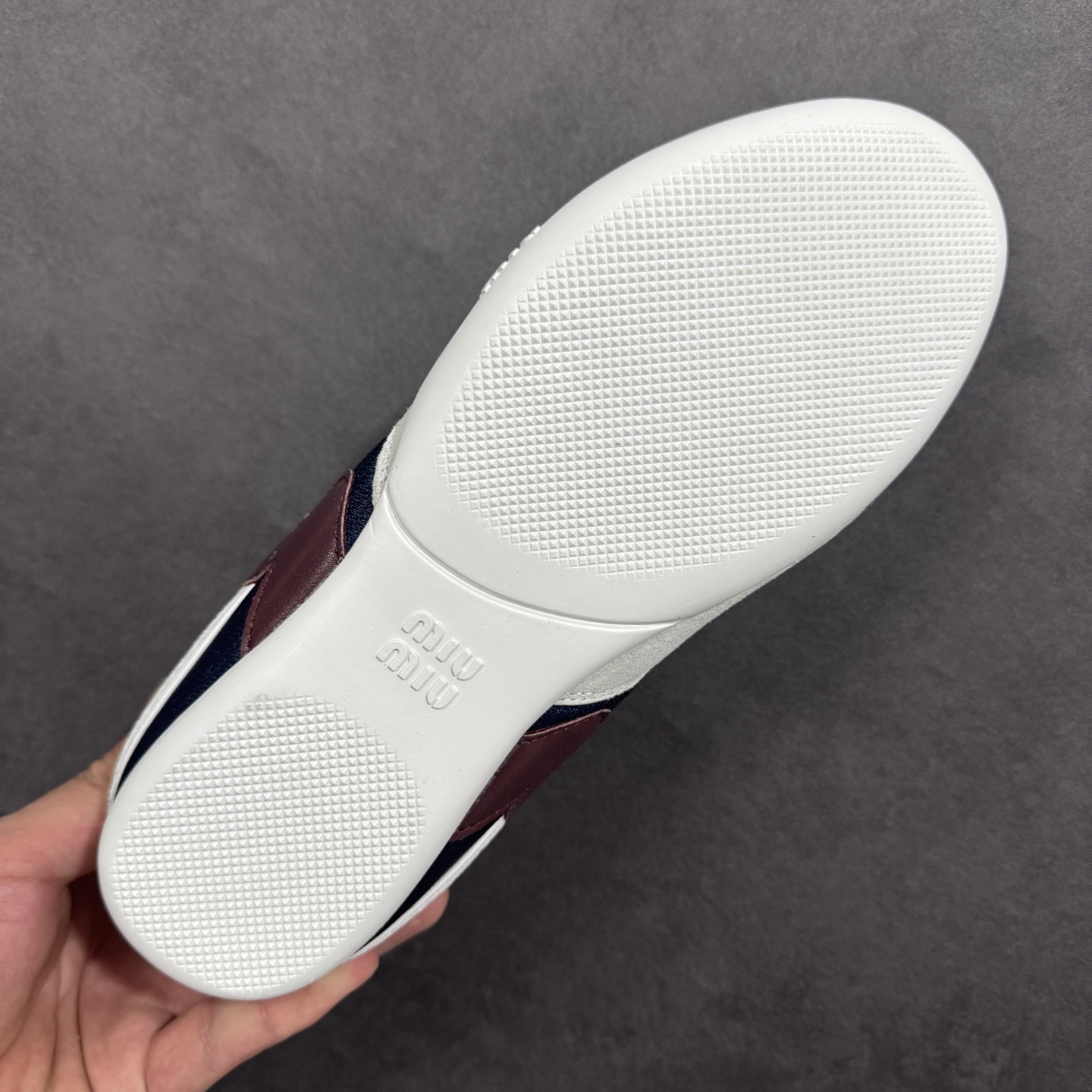 图片[9]-【K版纯原】顶级性价比MIU MIU缪缪 Gymnasium SS25春夏系列 绒面革 圆头系带 低帮 生活休闲鞋 此款拥有舒适的鞋面，具有很好的延展性，后跟采用柔软材质能够舒适贴合脚踝，穿着轻松，让您在平时生活中有舒适和轻 松的体验。 尺码：36 36.5 37 37.5 38 38.5 39 39.5 40 41 42 43 44 45 编码：HXSA250260-选品中心