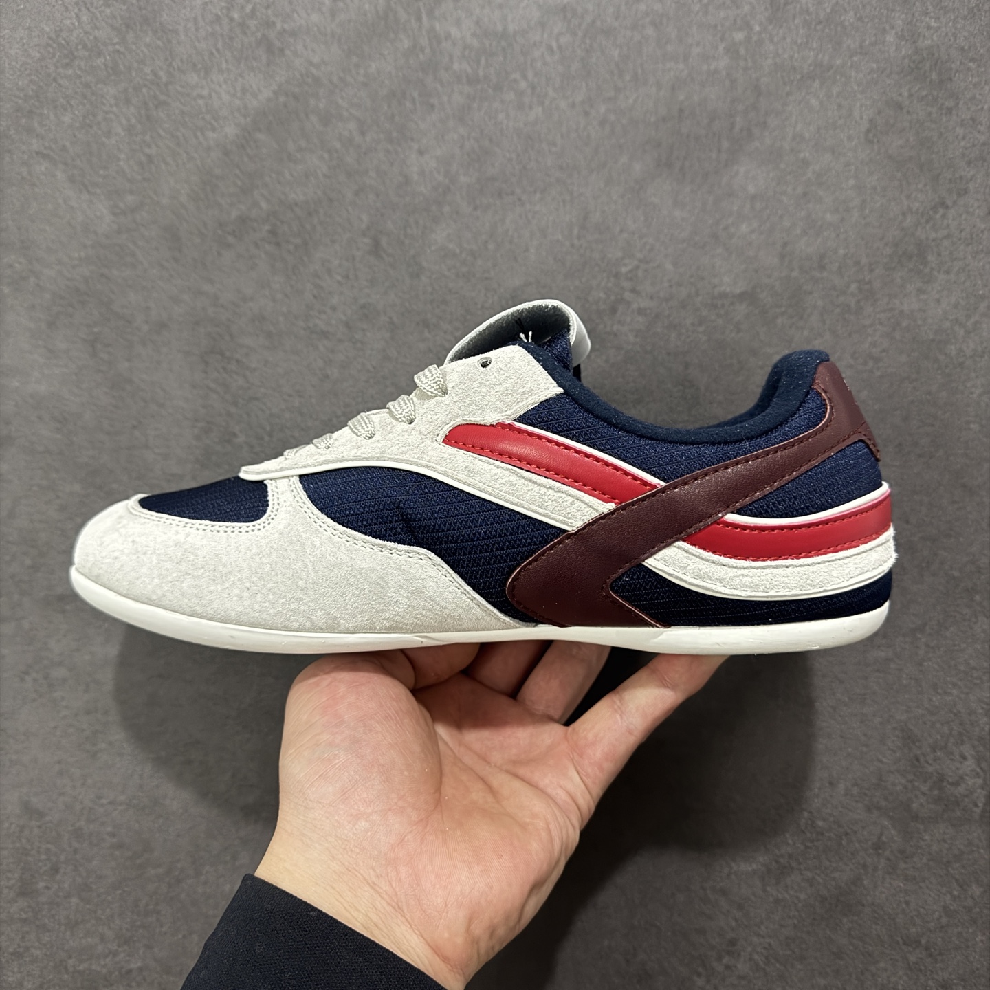 图片[2]-【K版纯原】顶级性价比MIU MIU缪缪 Gymnasium SS25春夏系列 绒面革 圆头系带 低帮 生活休闲鞋 此款拥有舒适的鞋面，具有很好的延展性，后跟采用柔软材质能够舒适贴合脚踝，穿着轻松，让您在平时生活中有舒适和轻 松的体验。 尺码：36 36.5 37 37.5 38 38.5 39 39.5 40 41 42 43 44 45 编码：HXSA250260-选品中心