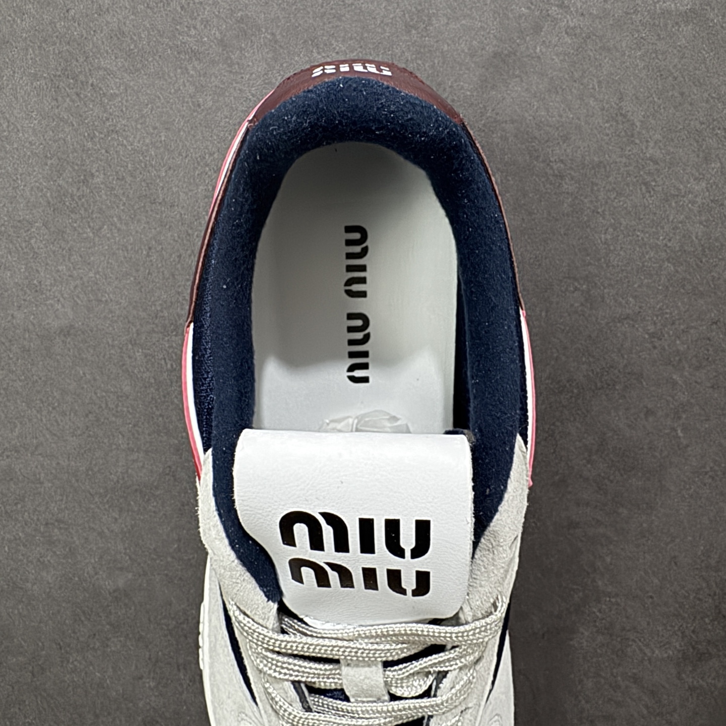 图片[7]-【K版纯原】顶级性价比MIU MIU缪缪 Gymnasium SS25春夏系列 绒面革 圆头系带 低帮 生活休闲鞋 此款拥有舒适的鞋面，具有很好的延展性，后跟采用柔软材质能够舒适贴合脚踝，穿着轻松，让您在平时生活中有舒适和轻 松的体验。 尺码：36 36.5 37 37.5 38 38.5 39 39.5 40 41 42 43 44 45 编码：HXSA250260-选品中心
