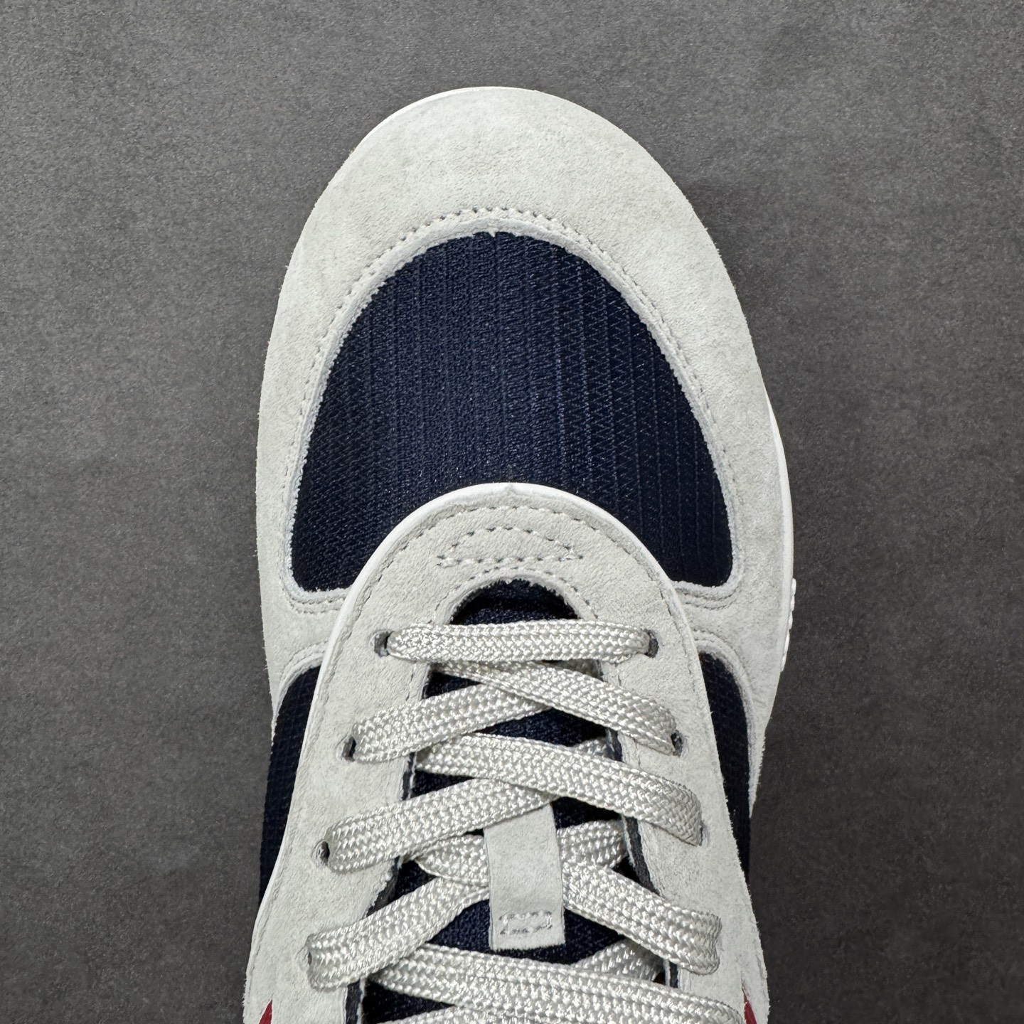 图片[8]-【K版纯原】顶级性价比MIU MIU缪缪 Gymnasium SS25春夏系列 绒面革 圆头系带 低帮 生活休闲鞋 此款拥有舒适的鞋面，具有很好的延展性，后跟采用柔软材质能够舒适贴合脚踝，穿着轻松，让您在平时生活中有舒适和轻 松的体验。 尺码：36 36.5 37 37.5 38 38.5 39 39.5 40 41 42 43 44 45 编码：HXSA250260-选品中心