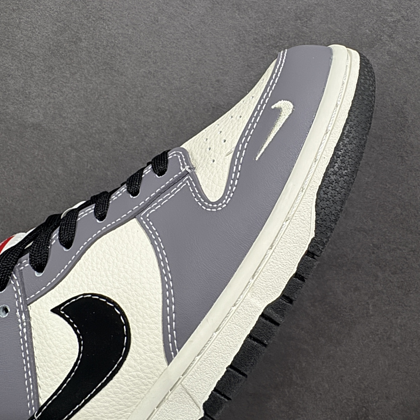 图片[5]-【定制版】Nike SB Dunk Low“ Supreme联名–米灰黑拼接” 周年高端定制 低帮休闲板鞋 定制鞋盒 大厂纯原品质出货 超高清洁度 皮料切割干净无任何毛边 细节完美 货号：MN1688-110 尺码：36 36.5 37.5 38 38.5 39 40 40.5 41 42 42.5 43 44 44.5 45-选品中心