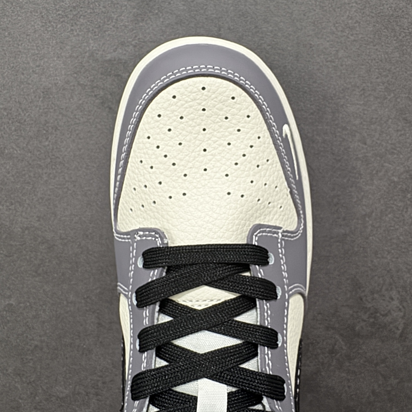 图片[8]-【定制版】Nike SB Dunk Low“ Supreme联名–米灰黑拼接” 周年高端定制 低帮休闲板鞋 定制鞋盒 大厂纯原品质出货 超高清洁度 皮料切割干净无任何毛边 细节完美 货号：MN1688-110 尺码：36 36.5 37.5 38 38.5 39 40 40.5 41 42 42.5 43 44 44.5 45-选品中心