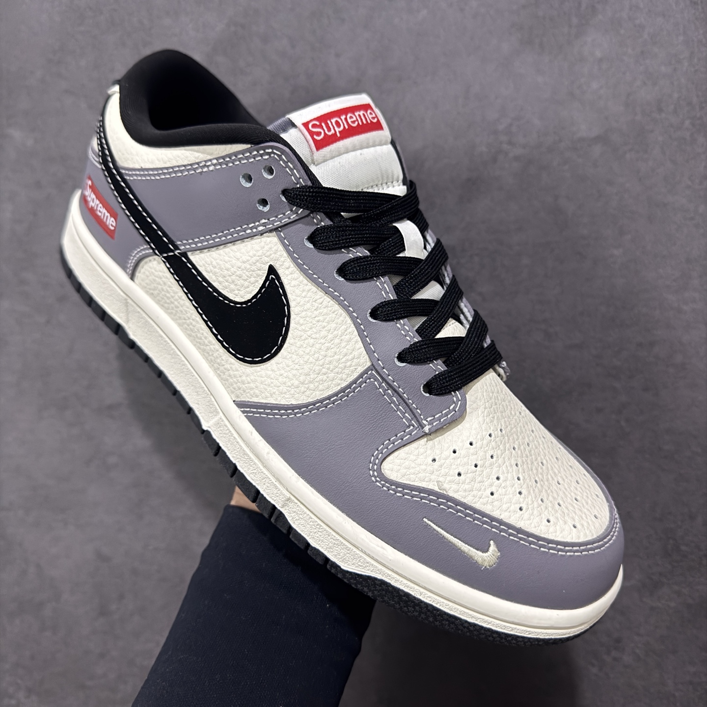 图片[3]-【定制版】Nike SB Dunk Low“ Supreme联名–米灰黑拼接” 周年高端定制 低帮休闲板鞋 定制鞋盒 大厂纯原品质出货 超高清洁度 皮料切割干净无任何毛边 细节完美 货号：MN1688-110 尺码：36 36.5 37.5 38 38.5 39 40 40.5 41 42 42.5 43 44 44.5 45-选品中心