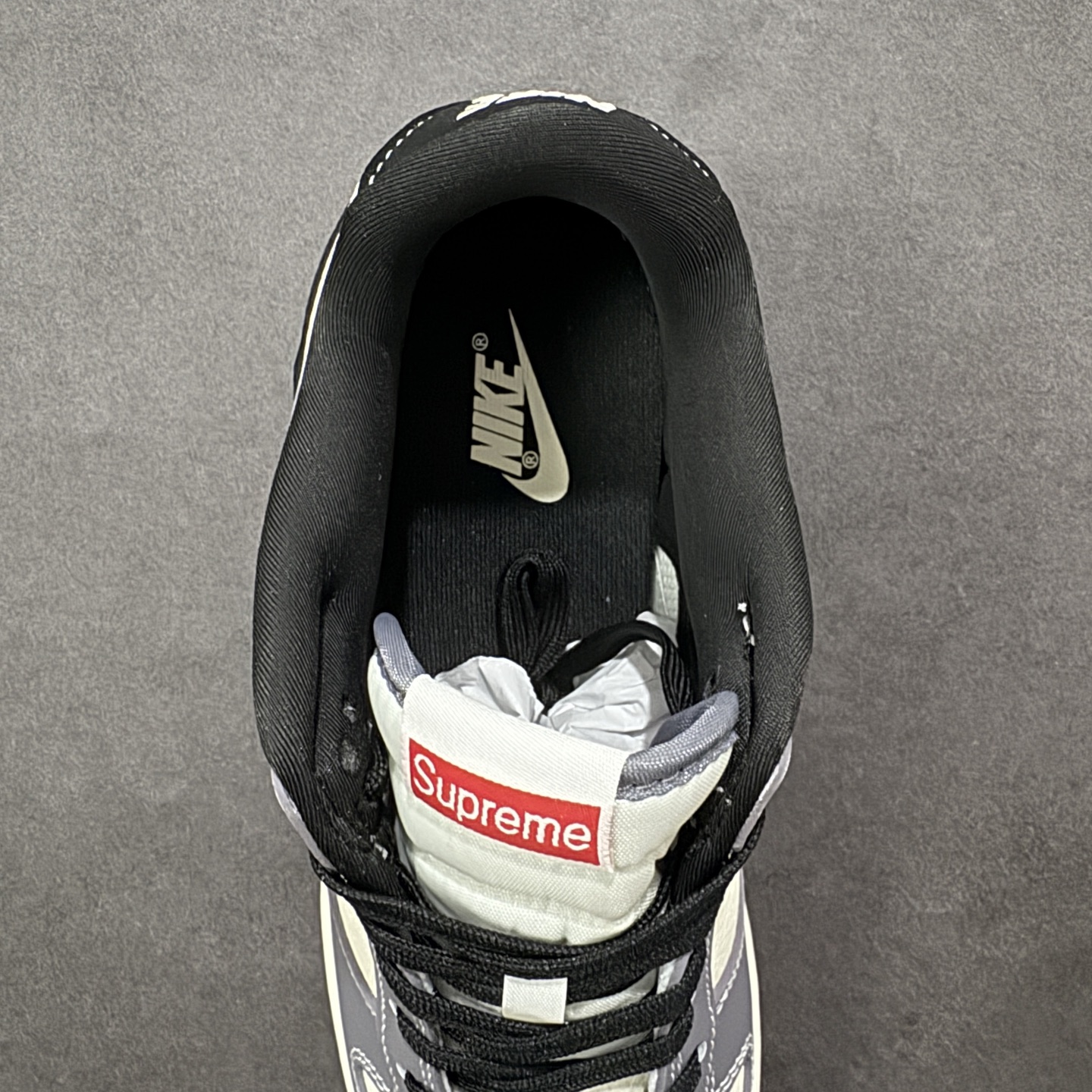 图片[7]-【定制版】Nike SB Dunk Low“ Supreme联名–米灰黑拼接” 周年高端定制 低帮休闲板鞋 定制鞋盒 大厂纯原品质出货 超高清洁度 皮料切割干净无任何毛边 细节完美 货号：MN1688-110 尺码：36 36.5 37.5 38 38.5 39 40 40.5 41 42 42.5 43 44 44.5 45-选品中心