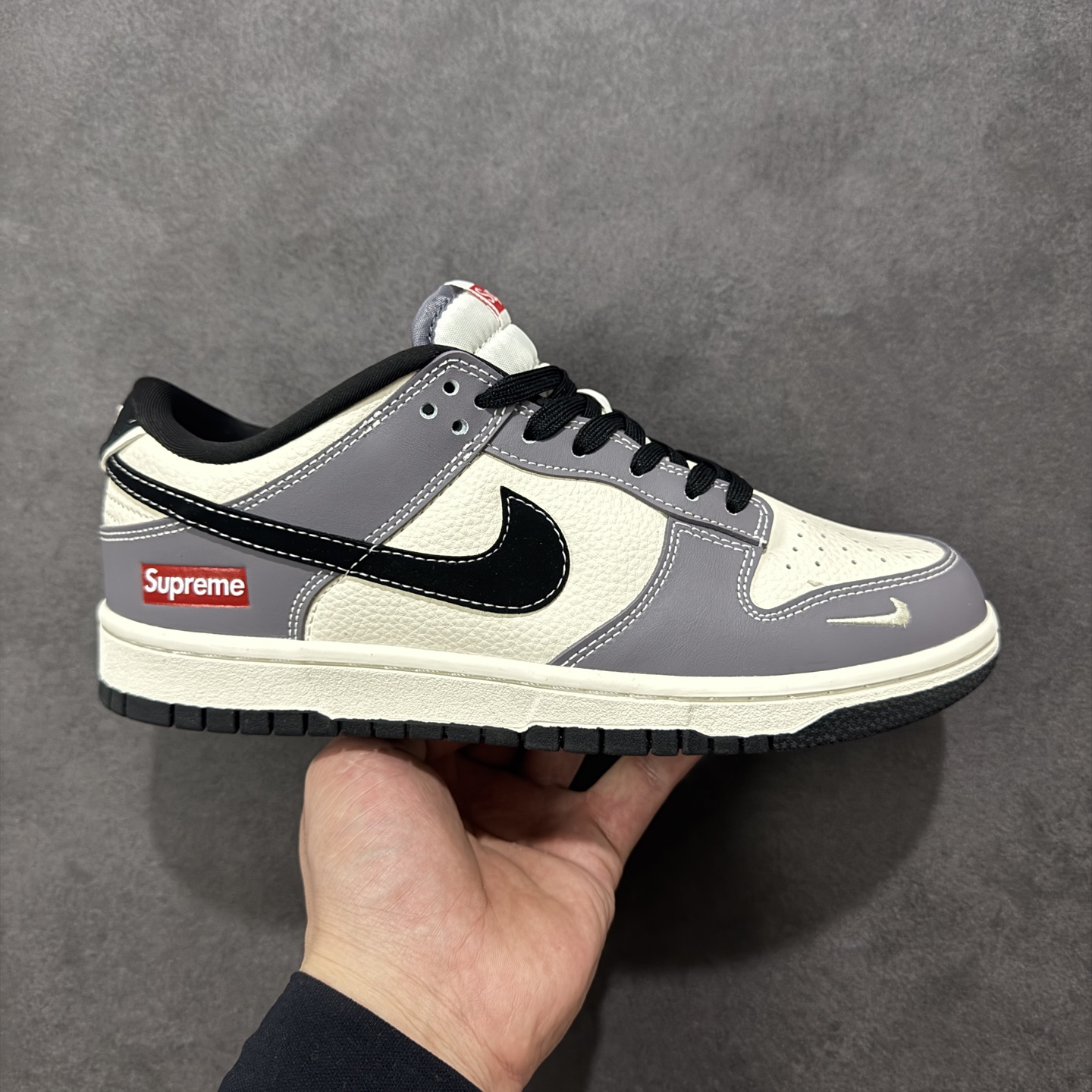 NO:690419,Local store support [Customized version] Nike SB Dunk Low 'Supreme co-branded - beige and black splicing' Anniversary high-end customization Low-top casual sneakers Customized shoe box Pure original quality shipment from the manufacturer Ultra-high cleanliness Clean leather cutting without any burrs Perfect details Item number MN1688-110 Size: 36 36.5 37.5 38 38.5 39 40 40.5 41 42  42.5 43 44 44.5 45 Coding HXSB330340,19860909本地 支持放店【定制版】Nike SB Dunk Low“ Supreme联名--米灰黑拼接” 周年高端定制 低帮休闲板鞋 定制鞋盒 大厂纯原品质出货 超高清洁度 皮料切割干净无任何毛边 细节完美  货号MN1688-110 Size:36 36.5 37.5 38 38.5 39 40 40.5 41 42 42.5 43 44 44.5 45 编码HXSB330340,,Men's shoes