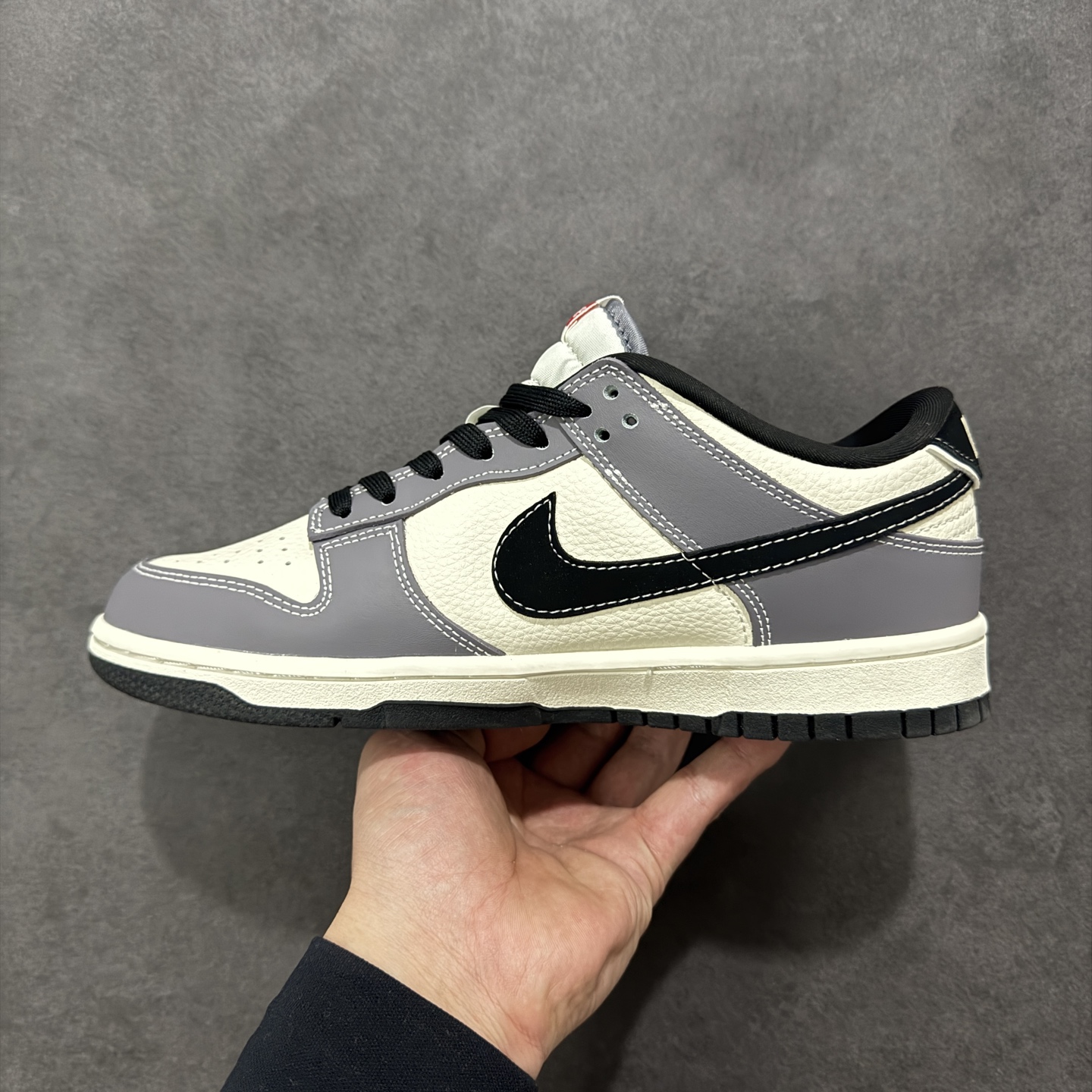 图片[2]-【定制版】Nike SB Dunk Low“ Supreme联名–米灰黑拼接” 周年高端定制 低帮休闲板鞋 定制鞋盒 大厂纯原品质出货 超高清洁度 皮料切割干净无任何毛边 细节完美 货号：MN1688-110 尺码：36 36.5 37.5 38 38.5 39 40 40.5 41 42 42.5 43 44 44.5 45-选品中心