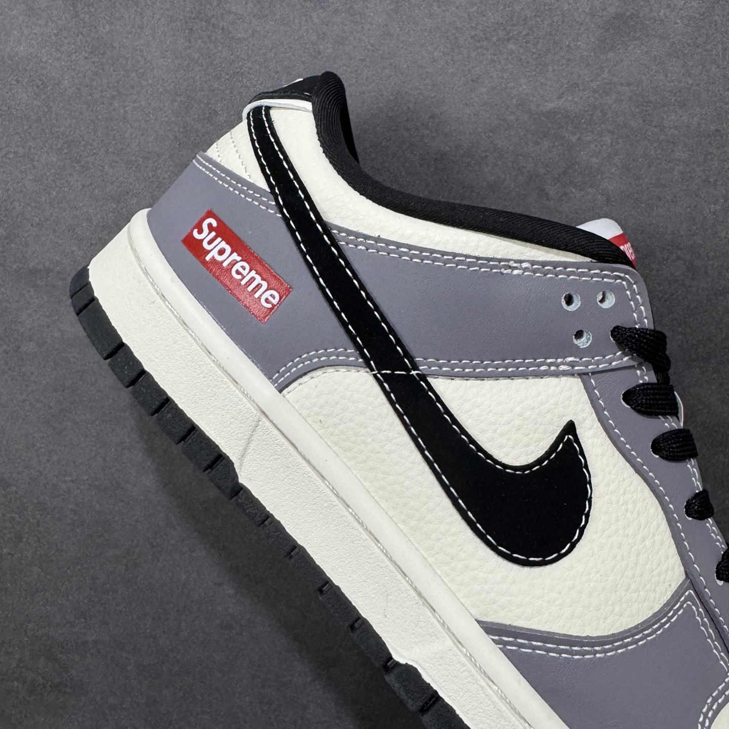 图片[6]-【定制版】Nike SB Dunk Low“ Supreme联名–米灰黑拼接” 周年高端定制 低帮休闲板鞋 定制鞋盒 大厂纯原品质出货 超高清洁度 皮料切割干净无任何毛边 细节完美 货号：MN1688-110 尺码：36 36.5 37.5 38 38.5 39 40 40.5 41 42 42.5 43 44 44.5 45-选品中心
