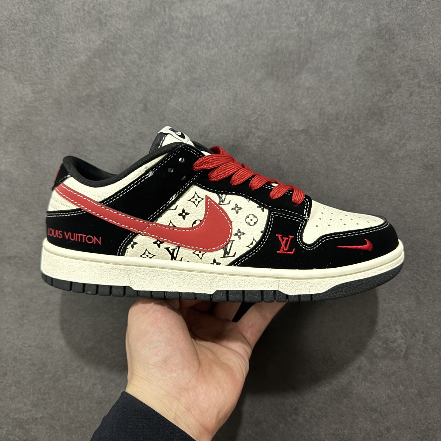 NO:690422,Local stores support [Customized version] Nike SB Dunk Low 'LV co-branded - printed beige, black and red' High-end customization Low-top casual sneakers Customized shoe box Pure original quality shipment from the manufacturer Ultra-high cleanliness Clean leather cutting without any burrs Perfect details Item number SJ8888-006 Size36 36.5 37.5 38 38.5 39 40 40.5 41 42  42.5 43 44 44.5 45 Coding HXSB330340,,louis vuitton19860909本地 支持放店【定制版】Nike SB Dunk Low “LV联名——印花米黑红” 高端定制 低帮休闲板鞋 定制鞋盒 大厂纯原品质出货 超高清洁度 皮料切割干净无任何毛边 细节完美 货号SJ8888-006 Size36 36.5 37.5 38 38.5 39 40 40.5 41 42 42.5 43 44 44.5 45 编码HXSB330340,,louis vuitton,Men's shoes