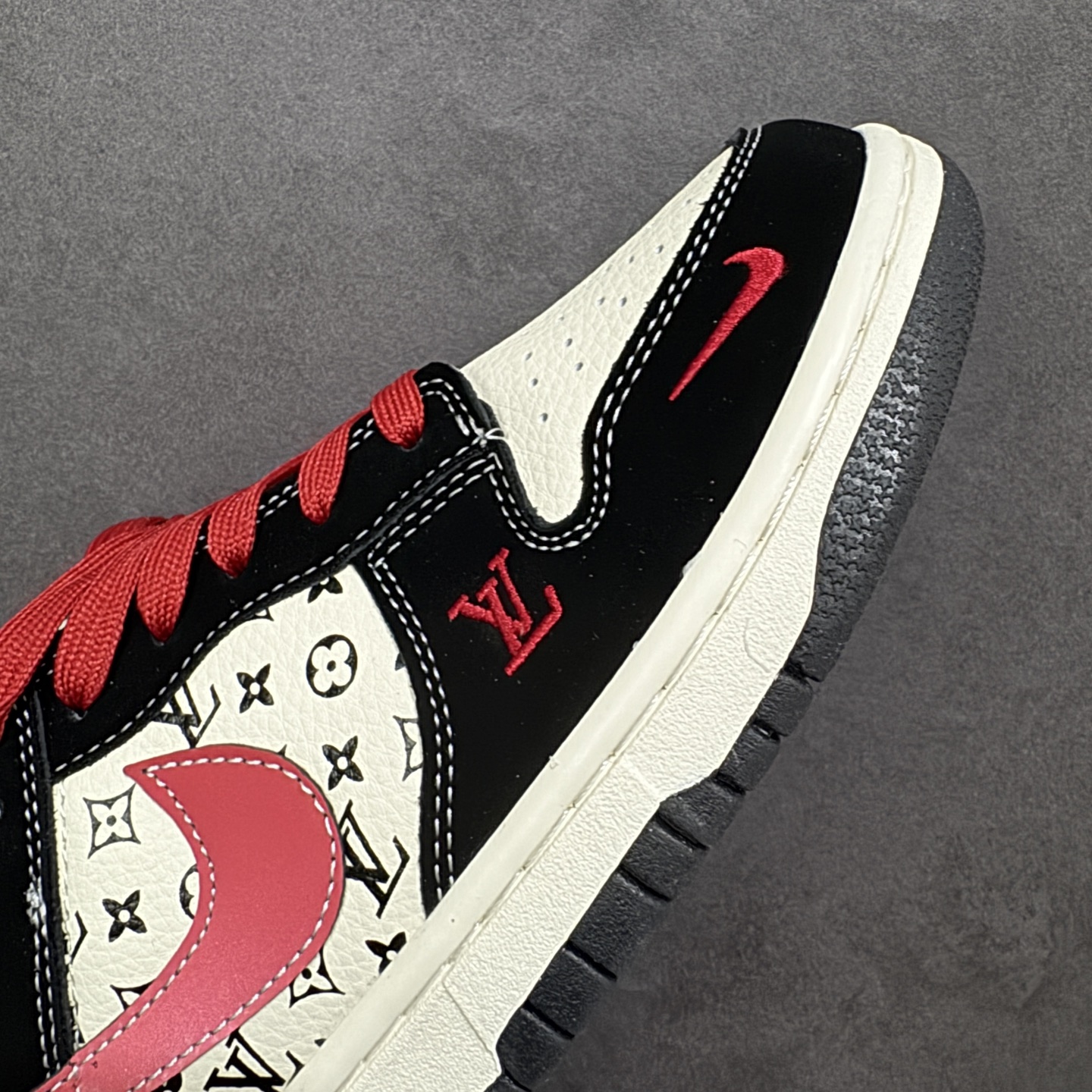 Nike SB Dunk Low “LV联名——印花米黑红” 高端定制 低帮休闲板鞋 定制鞋盒 大厂纯原
