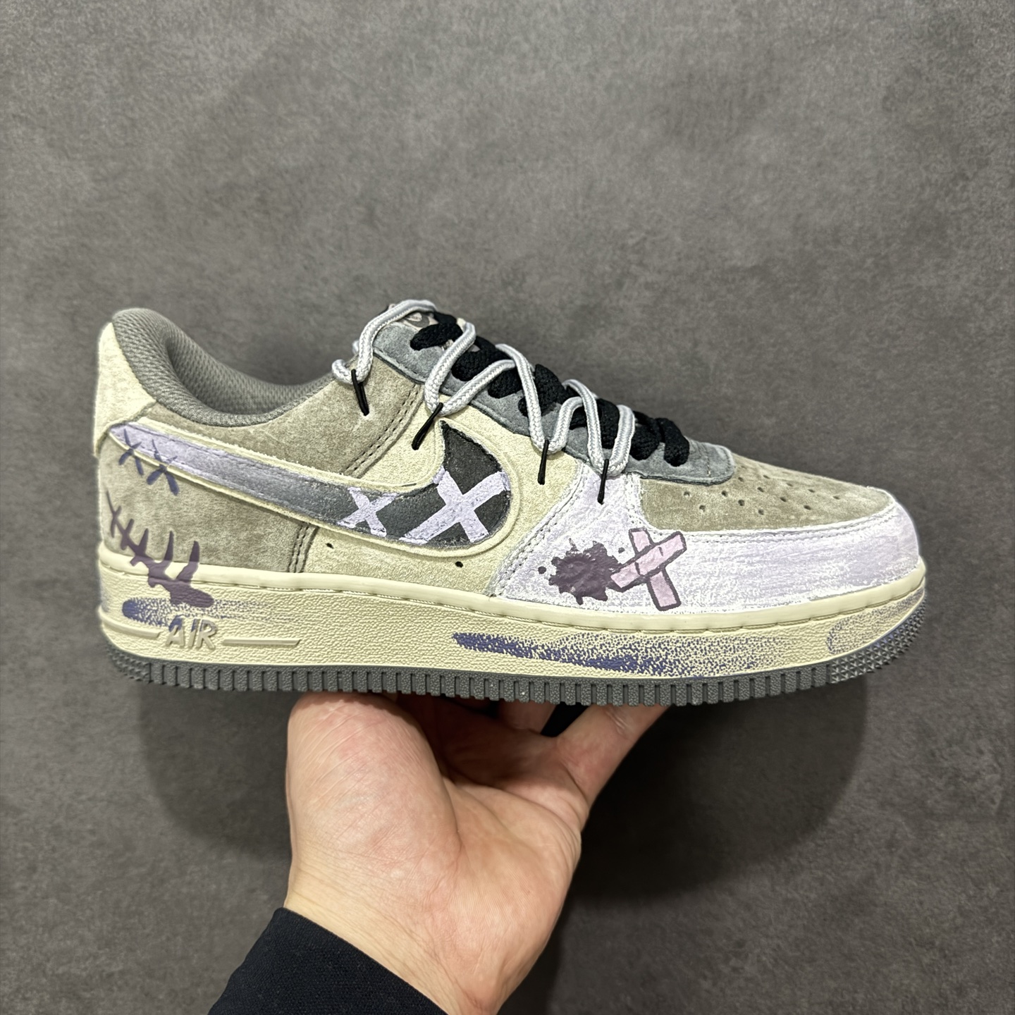 NO:690415,Local support stores [customized version] Nike Air Force 1'07 Low 'Band-Aid' hand-painted graffiti graffiti band-aid Air Force One low-top casual sneakers YD2425-066 #The shoe body is made of distressed gray-green, silver-white mixed color leather, simulating the mottled texture after wear; iconic Swoosh  Covered by cross tape (Band-Aid elements), the sides and toe of the shoe are embellished with hand-painted graffiti lines and damaged textures, like a casually repaired 'retro war-damaged model'; the shoelaces are contrasting with black and gray to enhance the rough feel, and the outsole retains the classic 'AIR' logo, which not only continues the comfortable attributes of the shoe size 36 36.5 37.5 38 38.5 39 40 40.5 41 42 42.5  43 44 44.5 45 Coding: HXSA310320,,stuart weitzman19860909本地 支持放店【定制版】Nike Air Force 1'07 Low 'Band-Aid' 手绘涂鸦 涂鸦创可贴 空军一号低帮休闲板鞋 YD2425-066 #鞋身选用做旧的灰绿、银白混色皮革,模拟磨损后的斑驳质感；标志性 Swoosh 被交叉胶带（创可贴元素）覆盖,鞋侧、鞋头点缀手绘涂鸦线条与破损肌理,像随性修补后的 “复古战损款”；鞋带用黑灰撞色强化粗粝感,外底保留经典 “AIR” 标识,既延续了鞋型的舒适属性 尺码36 36.5 37.5 38 38.5 39 40 40.5 41 42 42.5 43 44 44.5 45 编码:HXSA310320,,stuart weitzman,Men's shoes
