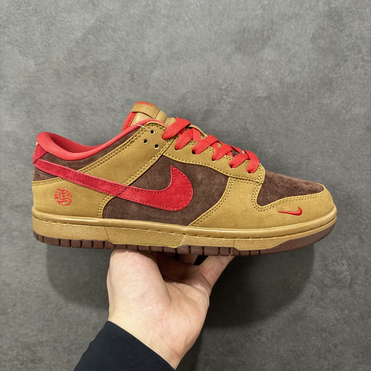 NO:690404,Local store support [Customized version] Nike SB Dunk Low 'Limited Edition for the Year of the Horse' - Yellow Brown Red' High-end customization Low-top casual sneakers Customized shoe box Ortholite insoles are breathable and odor-proof Factory pure original quality shipment Super high cleanliness The leather is cleanly cut without any burrs Perfect details Item No. YF9511-926 Size: 36 36.5 37.5 38 38.5 39 40  40.5 41 42 42.5 43 44 44.5 45 Coding HXSB330340,19860909本地 支持放店【定制版】Nike SB Dunk Low '马年限定款“——黄棕红” 高端定制 低帮休闲板鞋 定制鞋盒 Ortholite鞋垫透气防臭 大厂纯原品质出货 超高清洁度 皮料切割干净无任何毛边 细节完美 货号YF9511-926 Size: 36 36.5 37.5 38 38.5 39 40 40.5 41 42 42.5 43 44 44.5 45 编码HXSB330340,,Men's shoes