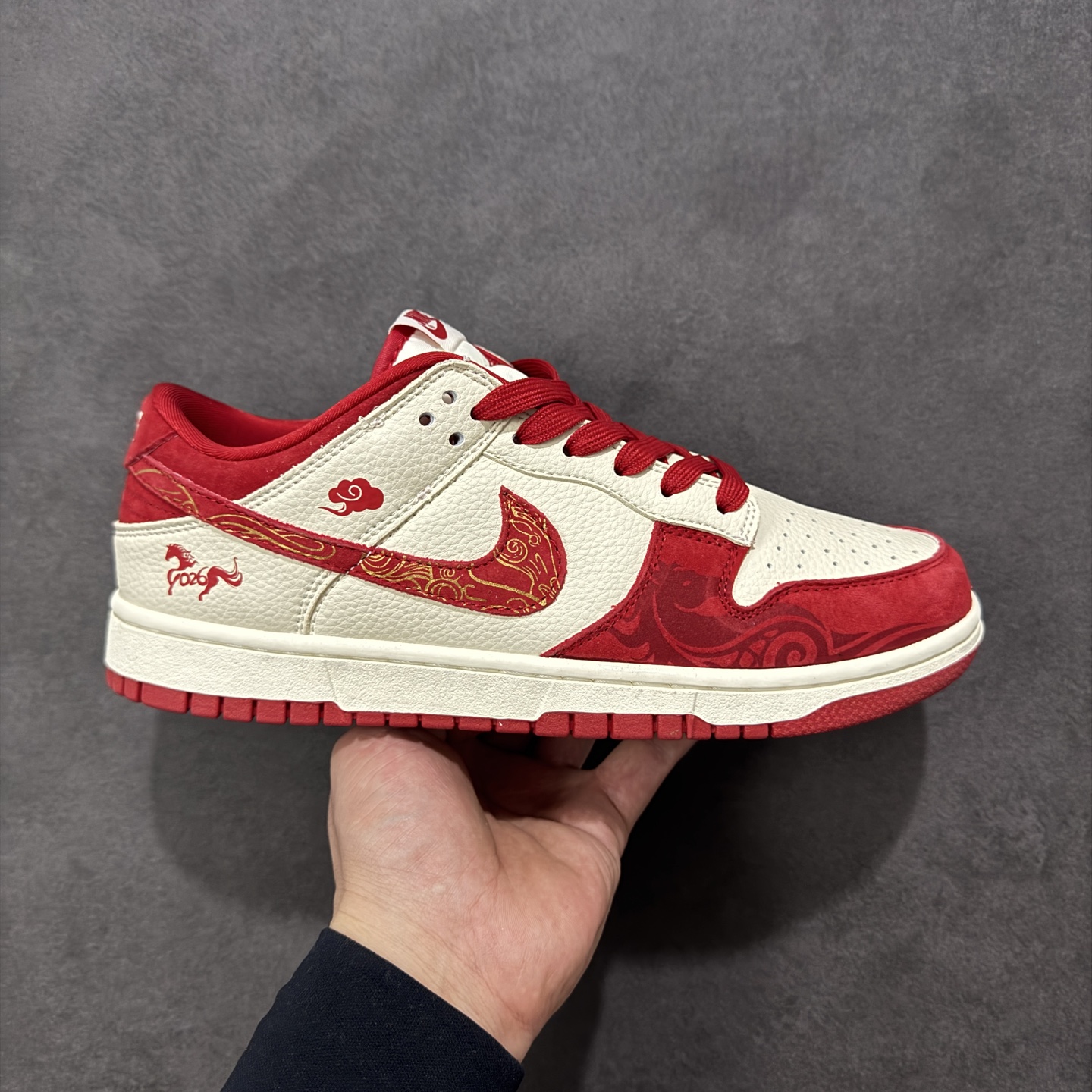 NO:690407,Local store support [Customized version] Nike SB Dunk Low 'Limited to the Year of the Horse------White, Red and Golden Clouds' Special customized materials High-end customization Low-top casual sneakers Customized shoe boxes Pure original quality shipments from major manufacturers Ultra-high cleanliness Clean leather cutting without any burrs Perfect details Item number: SD8888-008 Size: 36 36.5 37.5 38 38.5 39 40  40.5 41 42 42.5 43 44 44.5 45 Coding HXSB330340,19860909本地 支持放店【定制版】Nike SB Dunk Low“ 马年限定------白红金祥云” 特殊定制材料 高端定制 低帮休闲板鞋 定制鞋盒 大厂纯原品质出货 超高清洁度 皮料切割干净无任何毛边 细节完美 货号: SD8888-008 Size: 36 36.5 37.5 38 38.5 39 40 40.5 41 42 42.5 43 44 44.5 45 编码HXSB330340,,Men's shoes