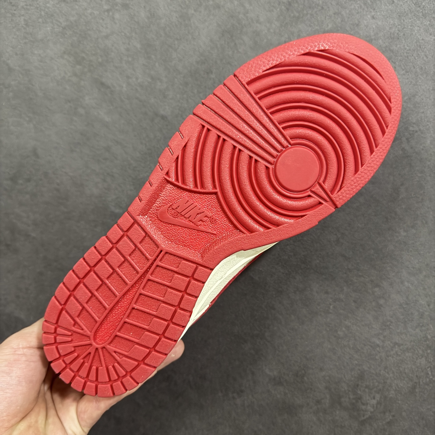 图片[9]-【定制版】Nike SB Dunk Low“ 马年限定——白红金祥云” 特殊定制材料 高端定制 低帮休闲板鞋 定制鞋盒 大厂纯原品质出货 超高清洁度 皮料切割干净无任何毛边 细节完美 货号： SD8888-008 尺码： 36 36.5 37.5 38 38.5 39 40 40.5 41 42 42.5 43 44 44.5 45-选品中心