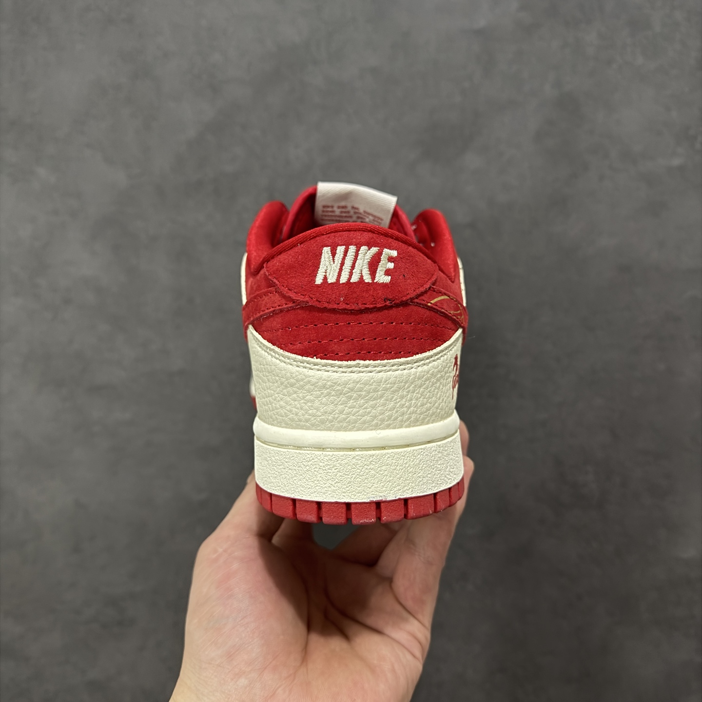 图片[4]-【定制版】Nike SB Dunk Low“ 马年限定——白红金祥云” 特殊定制材料 高端定制 低帮休闲板鞋 定制鞋盒 大厂纯原品质出货 超高清洁度 皮料切割干净无任何毛边 细节完美 货号： SD8888-008 尺码： 36 36.5 37.5 38 38.5 39 40 40.5 41 42 42.5 43 44 44.5 45-选品中心