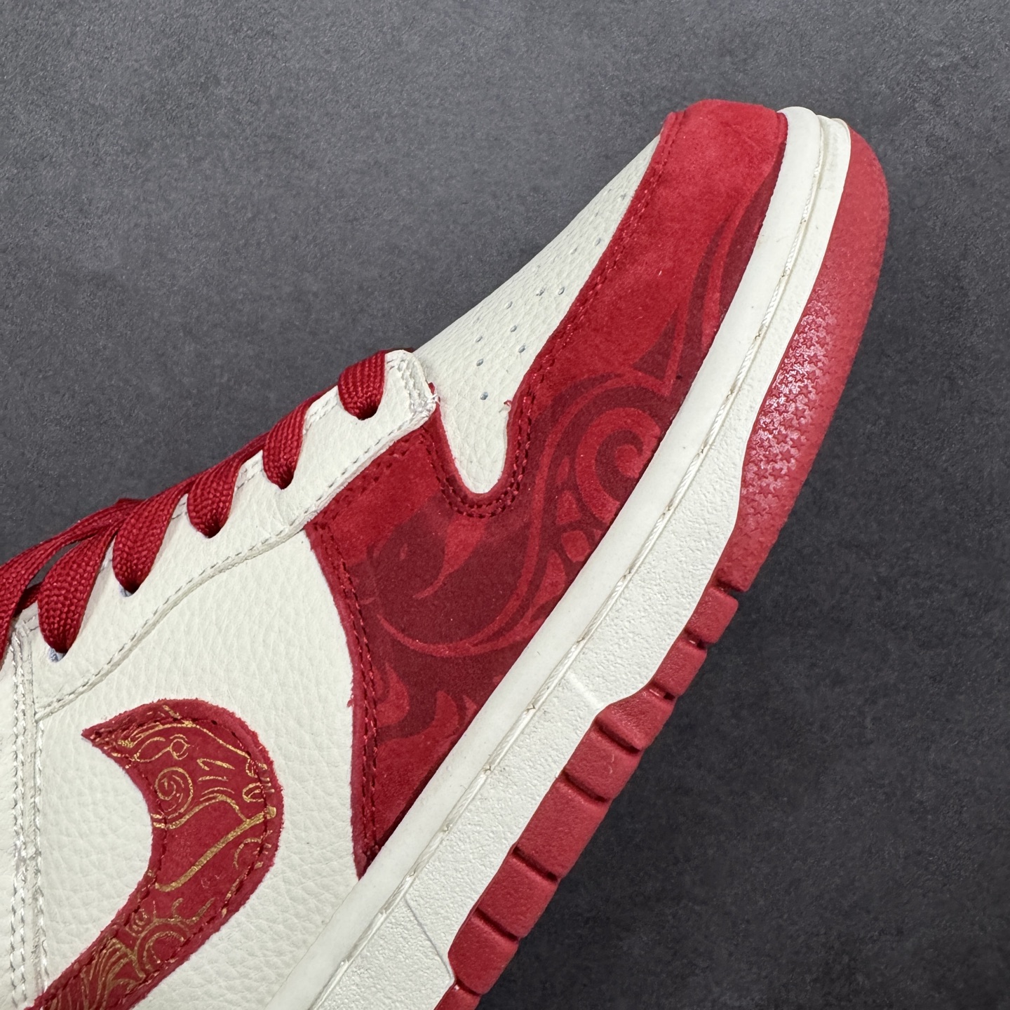 图片[5]-【定制版】Nike SB Dunk Low“ 马年限定——白红金祥云” 特殊定制材料 高端定制 低帮休闲板鞋 定制鞋盒 大厂纯原品质出货 超高清洁度 皮料切割干净无任何毛边 细节完美 货号： SD8888-008 尺码： 36 36.5 37.5 38 38.5 39 40 40.5 41 42 42.5 43 44 44.5 45-选品中心