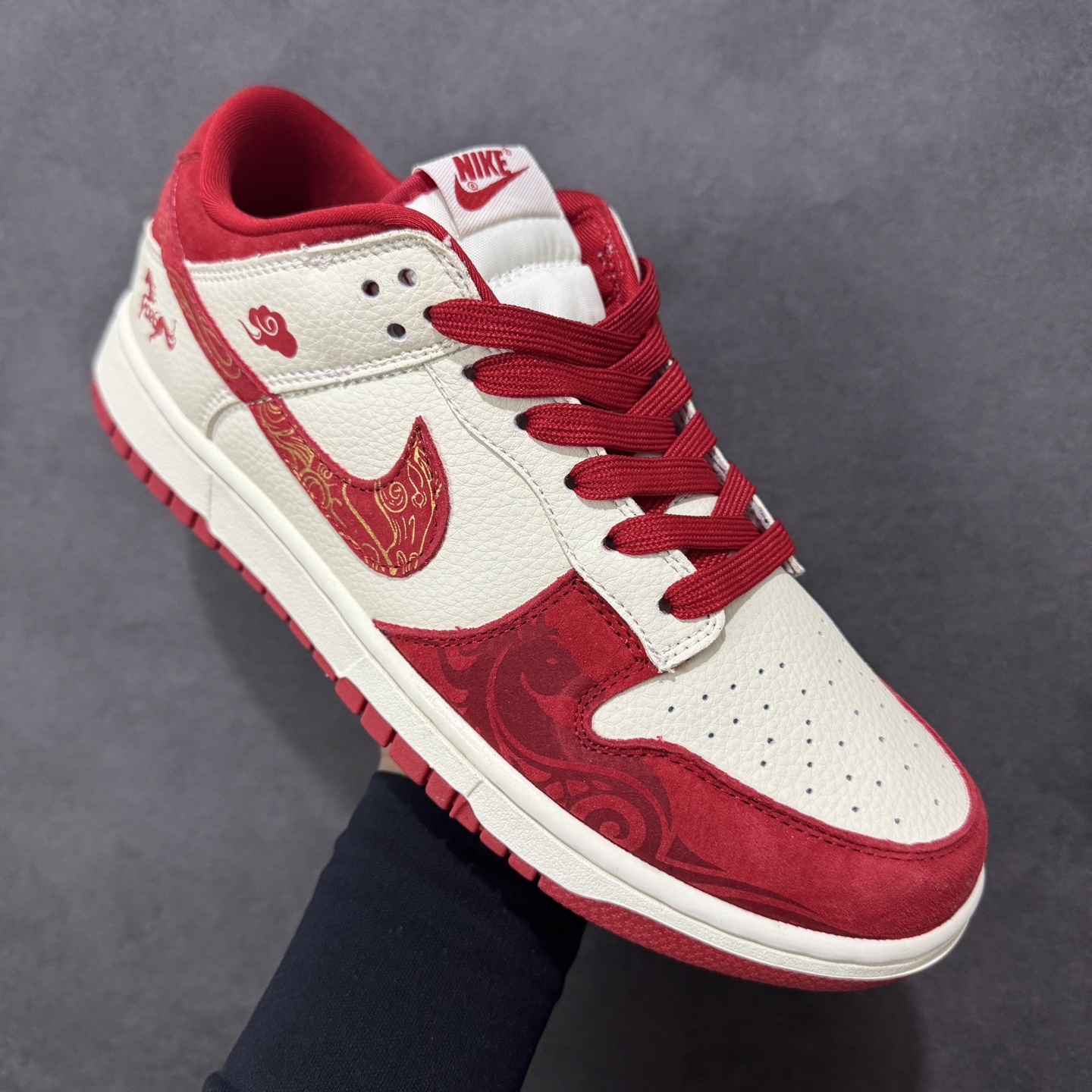图片[3]-【定制版】Nike SB Dunk Low“ 马年限定——白红金祥云” 特殊定制材料 高端定制 低帮休闲板鞋 定制鞋盒 大厂纯原品质出货 超高清洁度 皮料切割干净无任何毛边 细节完美 货号： SD8888-008 尺码： 36 36.5 37.5 38 38.5 39 40 40.5 41 42 42.5 43 44 44.5 45-选品中心