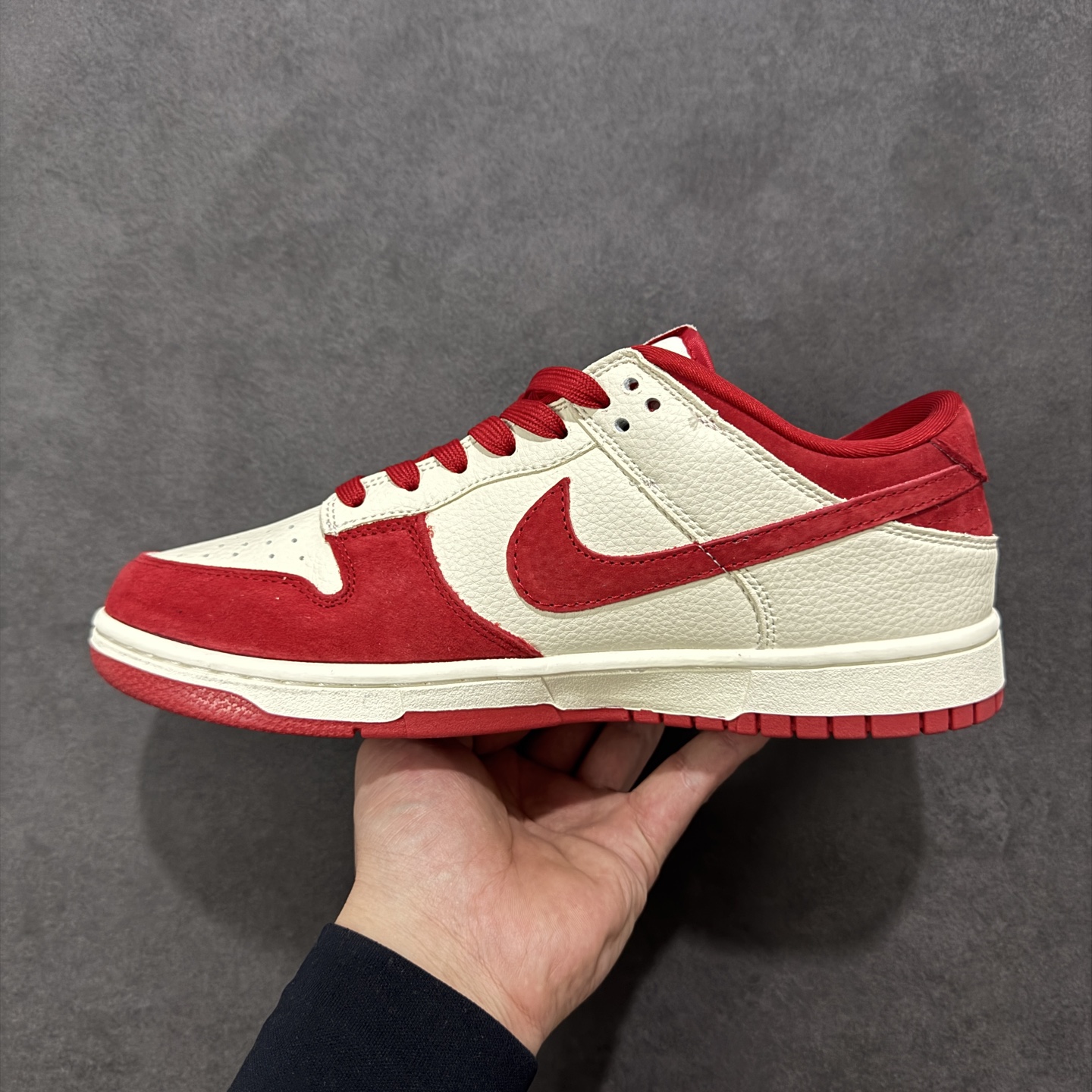 图片[2]-【定制版】Nike SB Dunk Low“ 马年限定——白红金祥云” 特殊定制材料 高端定制 低帮休闲板鞋 定制鞋盒 大厂纯原品质出货 超高清洁度 皮料切割干净无任何毛边 细节完美 货号： SD8888-008 尺码： 36 36.5 37.5 38 38.5 39 40 40.5 41 42 42.5 43 44 44.5 45-选品中心