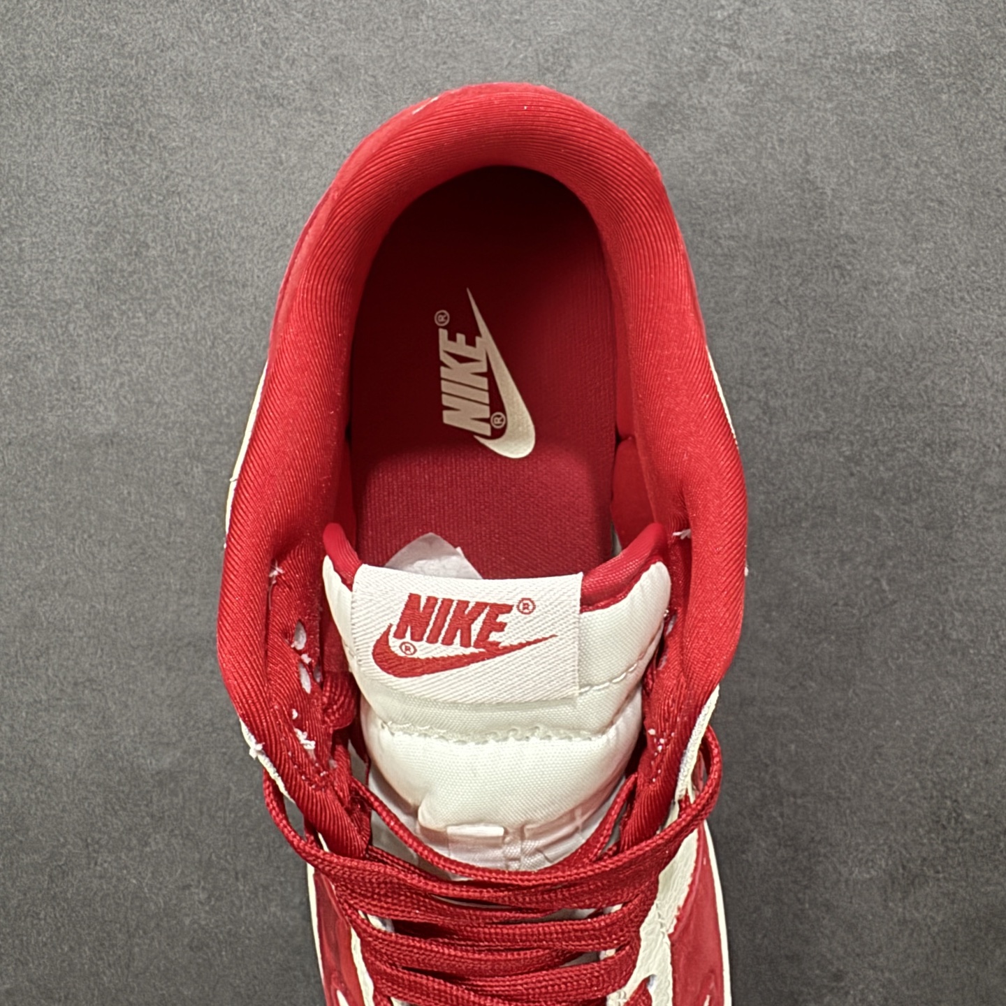 图片[7]-【定制版】Nike SB Dunk Low“ 马年限定——白红金祥云” 特殊定制材料 高端定制 低帮休闲板鞋 定制鞋盒 大厂纯原品质出货 超高清洁度 皮料切割干净无任何毛边 细节完美 货号： SD8888-008 尺码： 36 36.5 37.5 38 38.5 39 40 40.5 41 42 42.5 43 44 44.5 45-选品中心