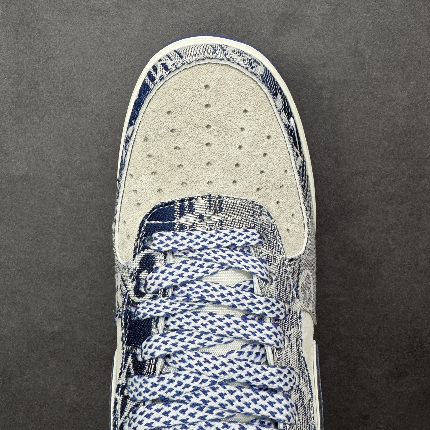 图片[8]-【定制版】Nike Air Force 1\’07 Low 单宁老花 空军一号低帮休闲板鞋  #灰调麂皮的细腻质感，搭配丹宁老花布料的拼接设计，宝蓝色 Swoosh 勾边缀着“JUST DO IT”标语，侧边暗藏的潮流标识与 LV 字母刺绣，让奢牌基因和街头文化完美融合。米白中底搭配宝蓝外底的撞色，延续 AF1 标志性的 Air 气垫脚感，既是对经典的颠覆再造，也是潮人鞋柜里的收藏级狠货，上脚即解锁奢潮混搭的高阶玩法，走在街头，轻松成为焦点。 货号：SY1388-031  尺码：36 36.5 37.5 38 38.5 39 40 40.5 41 42 42.5 43 44 44.5 45-选品中心