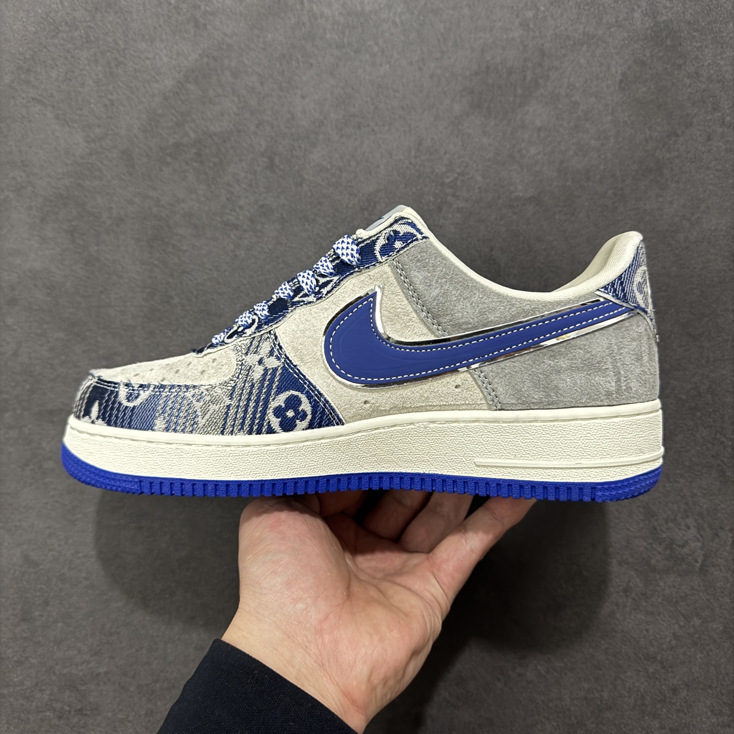 图片[2]-【定制版】Nike Air Force 1\’07 Low 单宁老花 空军一号低帮休闲板鞋  #灰调麂皮的细腻质感，搭配丹宁老花布料的拼接设计，宝蓝色 Swoosh 勾边缀着“JUST DO IT”标语，侧边暗藏的潮流标识与 LV 字母刺绣，让奢牌基因和街头文化完美融合。米白中底搭配宝蓝外底的撞色，延续 AF1 标志性的 Air 气垫脚感，既是对经典的颠覆再造，也是潮人鞋柜里的收藏级狠货，上脚即解锁奢潮混搭的高阶玩法，走在街头，轻松成为焦点。 货号：SY1388-031  尺码：36 36.5 37.5 38 38.5 39 40 40.5 41 42 42.5 43 44 44.5 45-选品中心