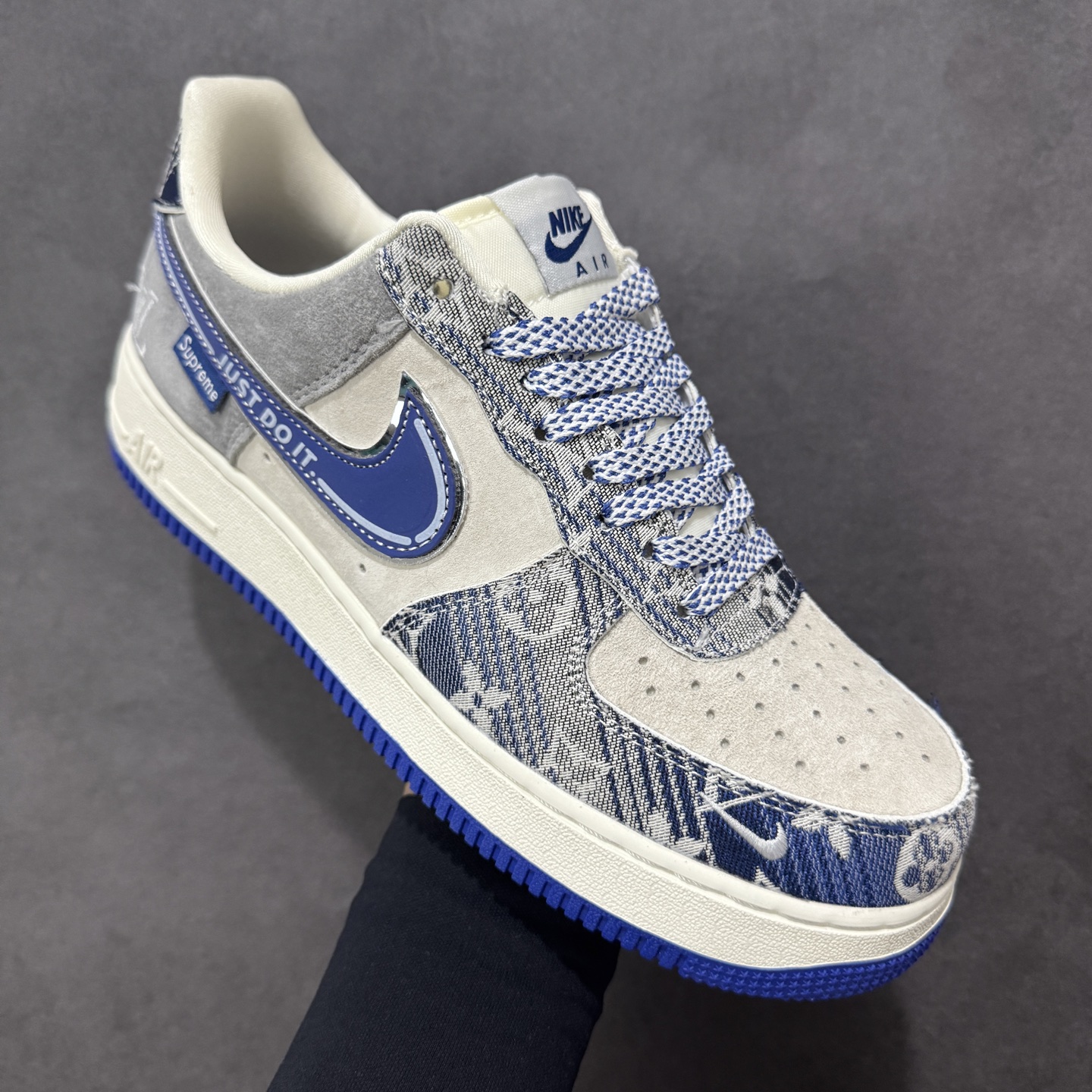 图片[3]-【定制版】Nike Air Force 1\’07 Low 单宁老花 空军一号低帮休闲板鞋  #灰调麂皮的细腻质感，搭配丹宁老花布料的拼接设计，宝蓝色 Swoosh 勾边缀着“JUST DO IT”标语，侧边暗藏的潮流标识与 LV 字母刺绣，让奢牌基因和街头文化完美融合。米白中底搭配宝蓝外底的撞色，延续 AF1 标志性的 Air 气垫脚感，既是对经典的颠覆再造，也是潮人鞋柜里的收藏级狠货，上脚即解锁奢潮混搭的高阶玩法，走在街头，轻松成为焦点。 货号：SY1388-031  尺码：36 36.5 37.5 38 38.5 39 40 40.5 41 42 42.5 43 44 44.5 45-选品中心