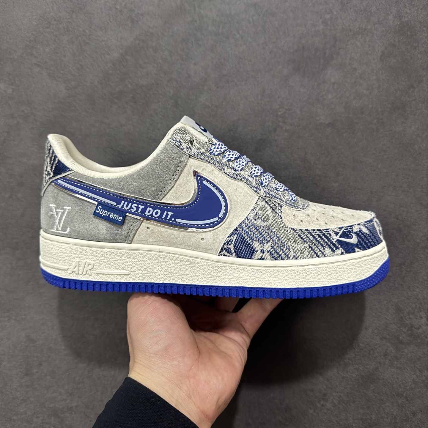 NO:690398,Local support store [Customized version] Nike Air Force 1'07 Low denim presbyopia Air Force 1 low-top casual sneakers #The delicate texture of gray suede is matched with the splicing design of denim presbyopia fabric. The royal blue Swoosh is embellished with the slogan 'JUST DO IT'. The hidden trend logo and LV letter embroidery on the side perfectly integrate the luxury brand genes and street culture. The contrast between the off-white midsole and the sapphire blue outsole continues.  AF1's iconic Air cushioning is not only a subversion of classics, but also a collectible item in fashionable people's shoe cabinets. Once you put it on your feet, you can unlock the high-end style of luxury and trendy mix-matching. Walking on the street, you can easily become the center of attention. Item No. SY1388-031 Size 36 36.5 37.5 38 38.5 39 40 40.5 41 42 42.5 43  44 44.5 45 Code HXSA310320,,louis vuitton,stuart weitzman,chamois leather19860909本地 支持放店【定制版】Nike Air Force 1'07 Low 单宁老花 空军一号低帮休闲板鞋 #灰调麂皮的细腻质感,搭配丹宁老花布料的拼接设计,宝蓝色 Swoosh 勾边缀着“JUST DO IT”标语,侧边暗藏的潮流标识与 LV 字母刺绣,让奢牌基因和街头文化完美融合.米白中底搭配宝蓝外底的撞色,延续 AF1 标志性的 Air 气垫脚感,既是对经典的颠覆再造,也是潮人鞋柜里的收藏级狠货,上脚即解锁奢潮混搭的高阶玩法,走在街头,轻松成为焦点. 货号SY1388-031 尺码36 36.5 37.5 38 38.5 39 40 40.5 41 42 42.5 43 44 44.5 45 编码HXSA310320,,louis vuitton,stuart weitzman,chamois leather,Men's shoes