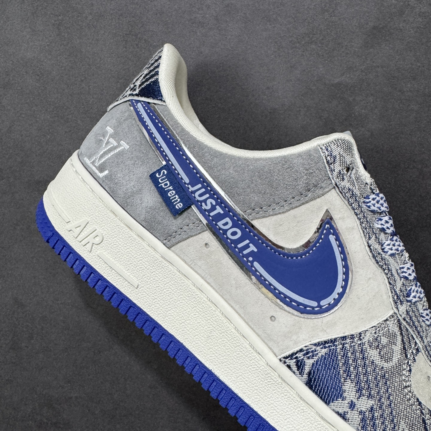 图片[6]-【定制版】Nike Air Force 1\’07 Low 单宁老花 空军一号低帮休闲板鞋  #灰调麂皮的细腻质感，搭配丹宁老花布料的拼接设计，宝蓝色 Swoosh 勾边缀着“JUST DO IT”标语，侧边暗藏的潮流标识与 LV 字母刺绣，让奢牌基因和街头文化完美融合。米白中底搭配宝蓝外底的撞色，延续 AF1 标志性的 Air 气垫脚感，既是对经典的颠覆再造，也是潮人鞋柜里的收藏级狠货，上脚即解锁奢潮混搭的高阶玩法，走在街头，轻松成为焦点。 货号：SY1388-031  尺码：36 36.5 37.5 38 38.5 39 40 40.5 41 42 42.5 43 44 44.5 45-选品中心
