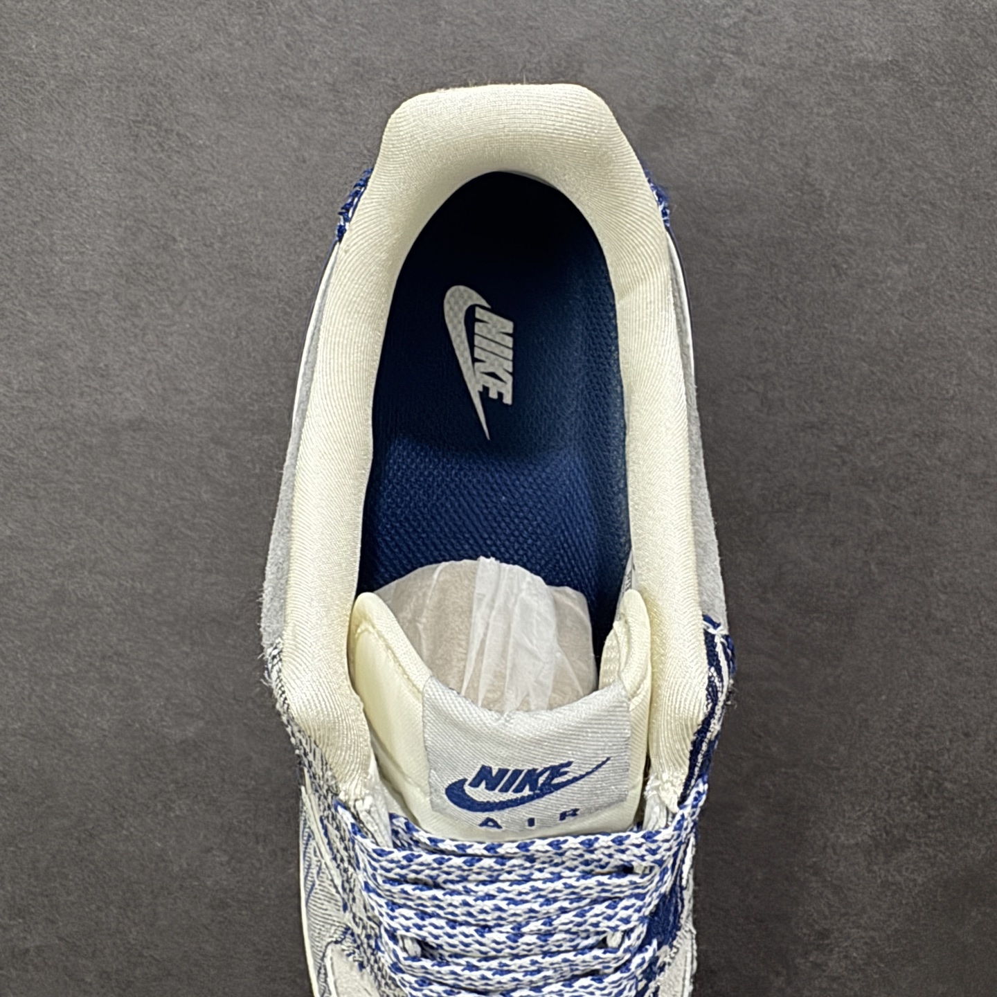 图片[7]-【定制版】Nike Air Force 1\’07 Low 单宁老花 空军一号低帮休闲板鞋  #灰调麂皮的细腻质感，搭配丹宁老花布料的拼接设计，宝蓝色 Swoosh 勾边缀着“JUST DO IT”标语，侧边暗藏的潮流标识与 LV 字母刺绣，让奢牌基因和街头文化完美融合。米白中底搭配宝蓝外底的撞色，延续 AF1 标志性的 Air 气垫脚感，既是对经典的颠覆再造，也是潮人鞋柜里的收藏级狠货，上脚即解锁奢潮混搭的高阶玩法，走在街头，轻松成为焦点。 货号：SY1388-031  尺码：36 36.5 37.5 38 38.5 39 40 40.5 41 42 42.5 43 44 44.5 45-选品中心