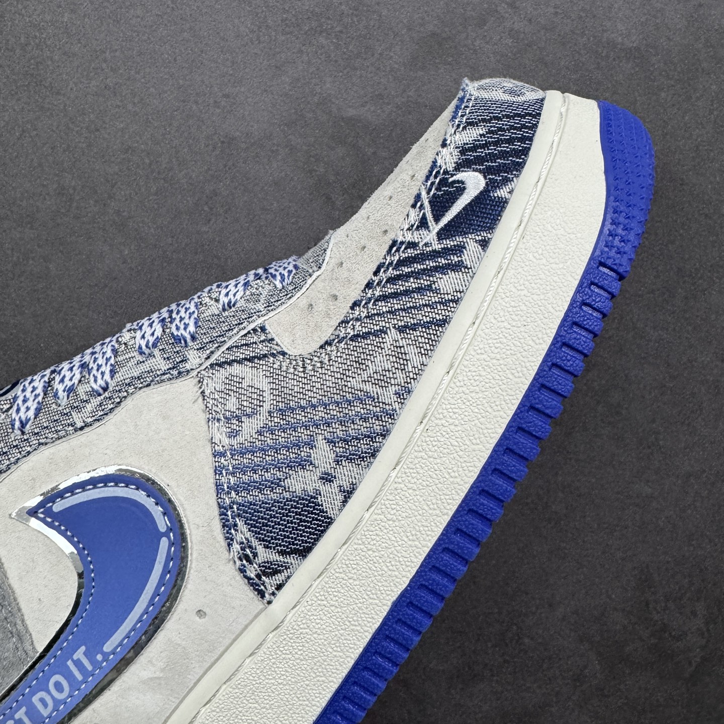图片[5]-【定制版】Nike Air Force 1\’07 Low 单宁老花 空军一号低帮休闲板鞋  #灰调麂皮的细腻质感，搭配丹宁老花布料的拼接设计，宝蓝色 Swoosh 勾边缀着“JUST DO IT”标语，侧边暗藏的潮流标识与 LV 字母刺绣，让奢牌基因和街头文化完美融合。米白中底搭配宝蓝外底的撞色，延续 AF1 标志性的 Air 气垫脚感，既是对经典的颠覆再造，也是潮人鞋柜里的收藏级狠货，上脚即解锁奢潮混搭的高阶玩法，走在街头，轻松成为焦点。 货号：SY1388-031  尺码：36 36.5 37.5 38 38.5 39 40 40.5 41 42 42.5 43 44 44.5 45-选品中心