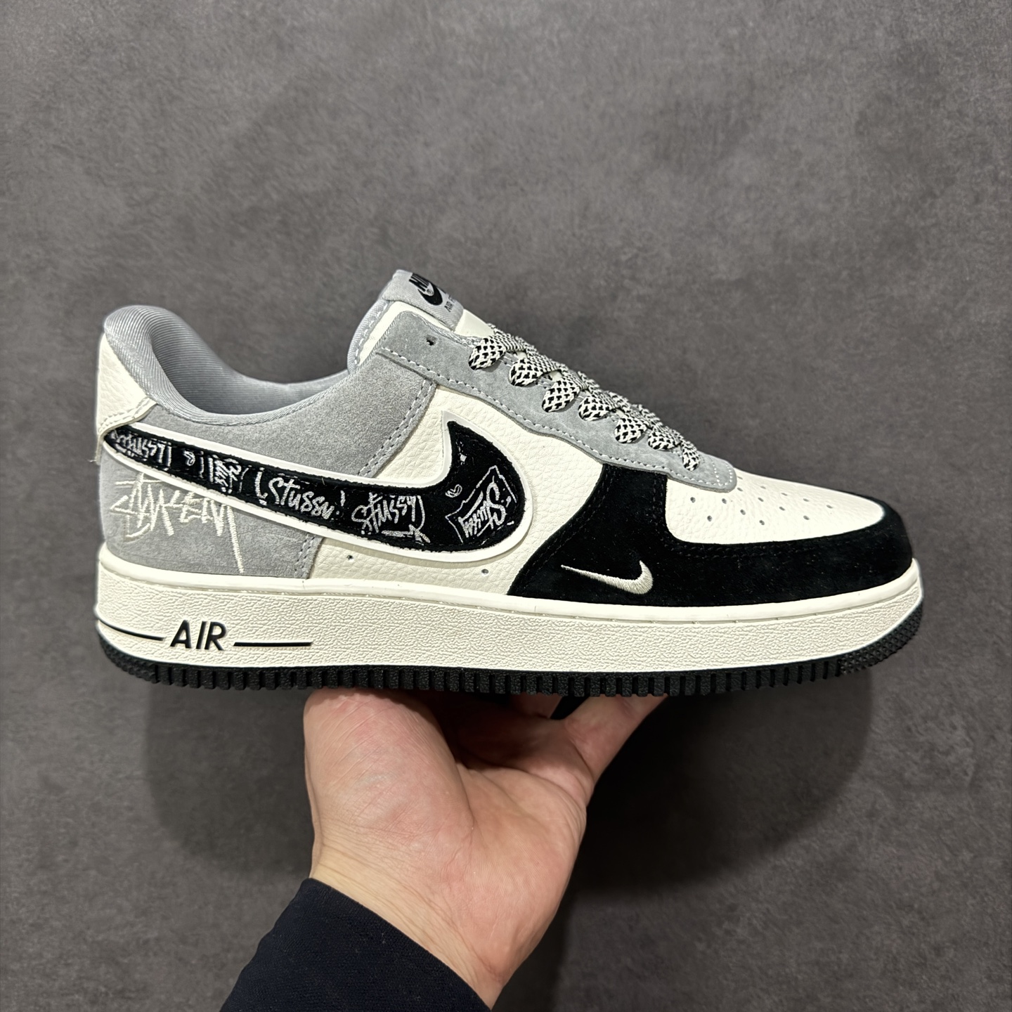 NO:690400,Local store support [customized version] Nike Air Force 1 '07 Low Stussy co-branded Air Force 1 low-top casual sneakers SS1870-013 #original last original cardboard Original shoe box Customized hardware accessories Built-in full-length air cushion Original sole Size 36 36.5 37.5 38 38.5 39 40 40.5 41 42 42.5  43 44 44.5 45 Coding: HXSB310320,19860909本地 支持放店【定制版】Nike Air Force 1 '07 Low Stussy联名 空军一号低帮休闲板鞋 SS1870-013 #原楦头原纸板 原装鞋盒 定制五金配件 内置全掌气垫 原厂鞋底 尺码36 36.5 37.5 38 38.5 39 40 40.5 41 42 42.5 43 44 44.5 45 编码:HXSB310320,,Men's shoes