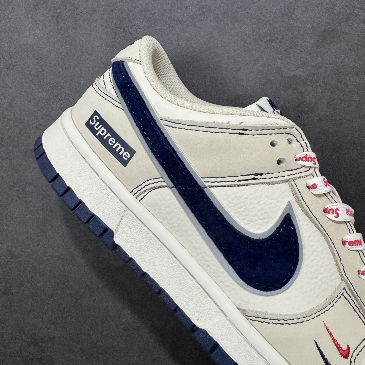 图片[6]-【定制版】Nike SB Dunk Low“ Supreme联名—米蓝头层皮” 周年高端定制 低帮休闲板鞋 定制鞋盒 大厂纯原品质出货 超高清洁度 皮料切割干净无任何毛边 细节完美 货号：DN3168-019 尺码：36 36.5 37.5 38 38.5 39 40 40.5 41 42 42.5 43 44 44.5 45-选品中心