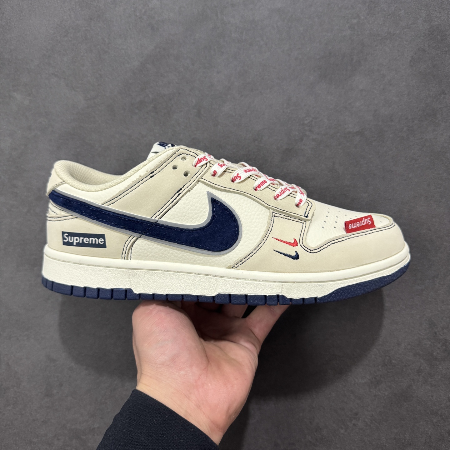 NO:690396,Local stores support [Customized version] Nike SB Dunk Low 'Supreme co-branded - beige first-layer leather' Anniversary high-end customization Low-top casual sneakers Customized shoe box Pure original quality shipment from the manufacturer Ultra-high cleanliness The leather is cleanly cut without any burrs Perfect details Item number DN3168-019 Size36 36.5 37.5 38 38.5 39 40 40.5 41 42  42.5 43 44 44.5 45 Coding HXSB330340,19860909本地 支持放店【定制版】Nike SB Dunk Low“ Supreme联名—米蓝头层皮” 周年高端定制 低帮休闲板鞋 定制鞋盒 大厂纯原品质出货 超高清洁度 皮料切割干净无任何毛边 细节完美 货号DN3168-019 Size36 36.5 37.5 38 38.5 39 40 40.5 41 42 42.5 43 44 44.5 45 编码HXSB330340,,Men's shoes