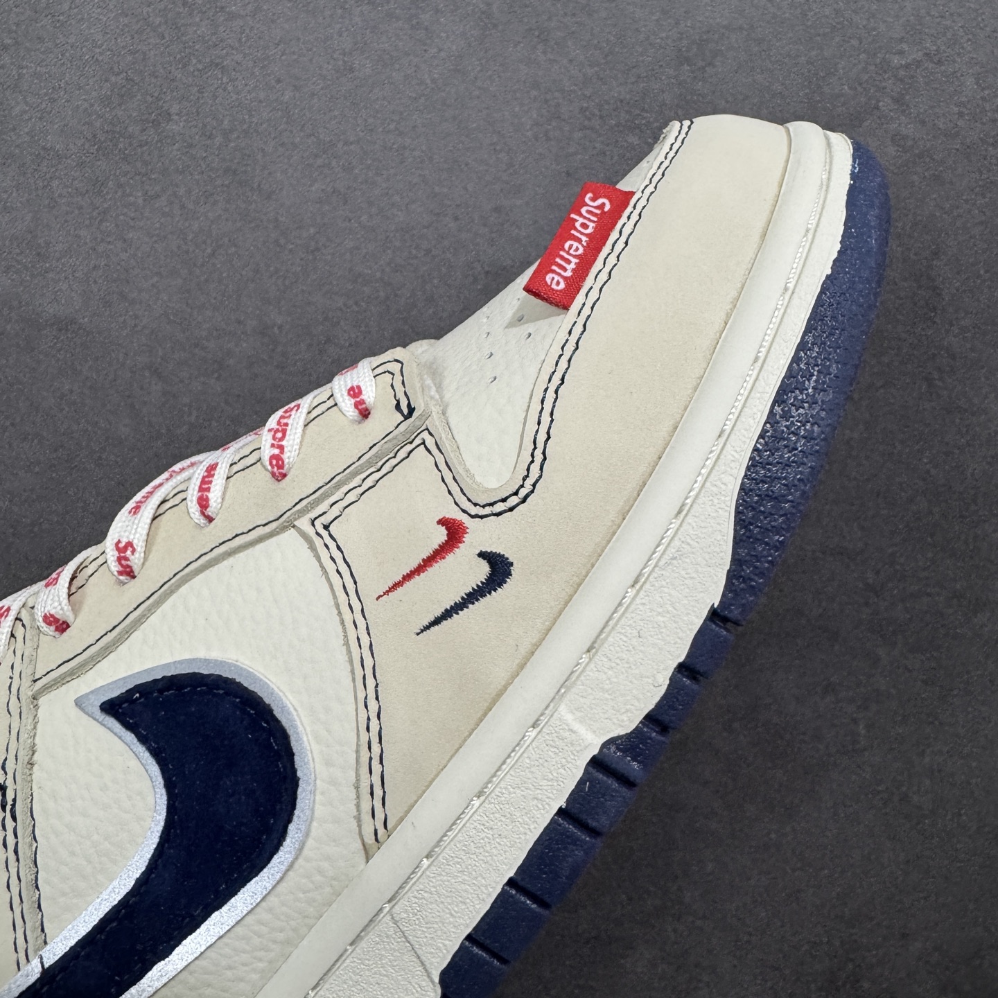 图片[5]-【定制版】Nike SB Dunk Low“ Supreme联名—米蓝头层皮” 周年高端定制 低帮休闲板鞋 定制鞋盒 大厂纯原品质出货 超高清洁度 皮料切割干净无任何毛边 细节完美 货号：DN3168-019 尺码：36 36.5 37.5 38 38.5 39 40 40.5 41 42 42.5 43 44 44.5 45-选品中心