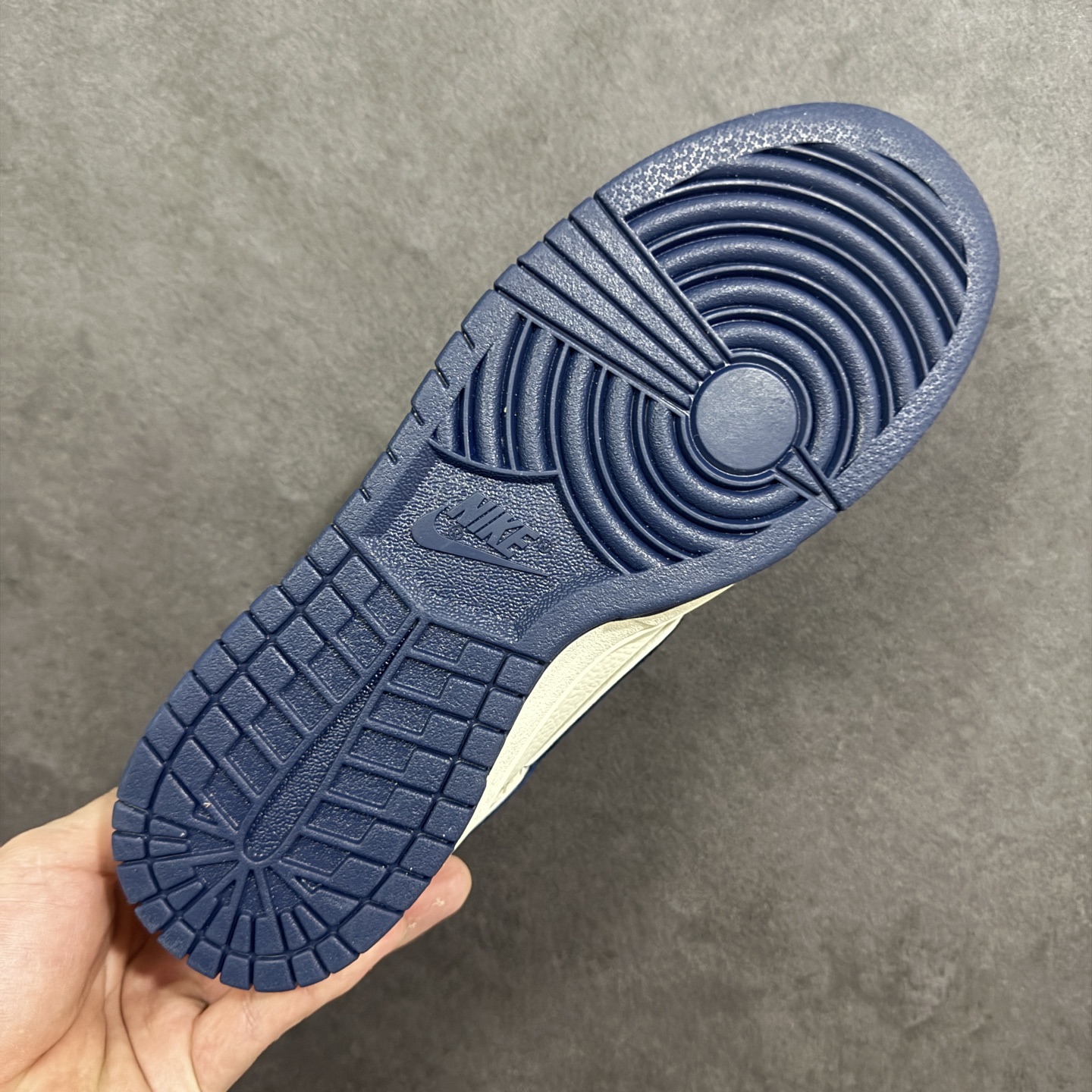 图片[9]-【定制版】Nike SB Dunk Low“ Supreme联名—米蓝头层皮” 周年高端定制 低帮休闲板鞋 定制鞋盒 大厂纯原品质出货 超高清洁度 皮料切割干净无任何毛边 细节完美 货号：DN3168-019 尺码：36 36.5 37.5 38 38.5 39 40 40.5 41 42 42.5 43 44 44.5 45-选品中心