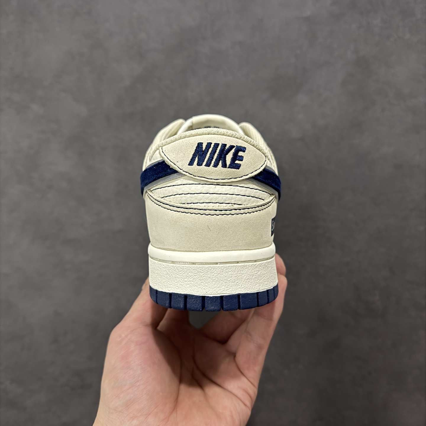图片[4]-【定制版】Nike SB Dunk Low“ Supreme联名—米蓝头层皮” 周年高端定制 低帮休闲板鞋 定制鞋盒 大厂纯原品质出货 超高清洁度 皮料切割干净无任何毛边 细节完美 货号：DN3168-019 尺码：36 36.5 37.5 38 38.5 39 40 40.5 41 42 42.5 43 44 44.5 45-选品中心