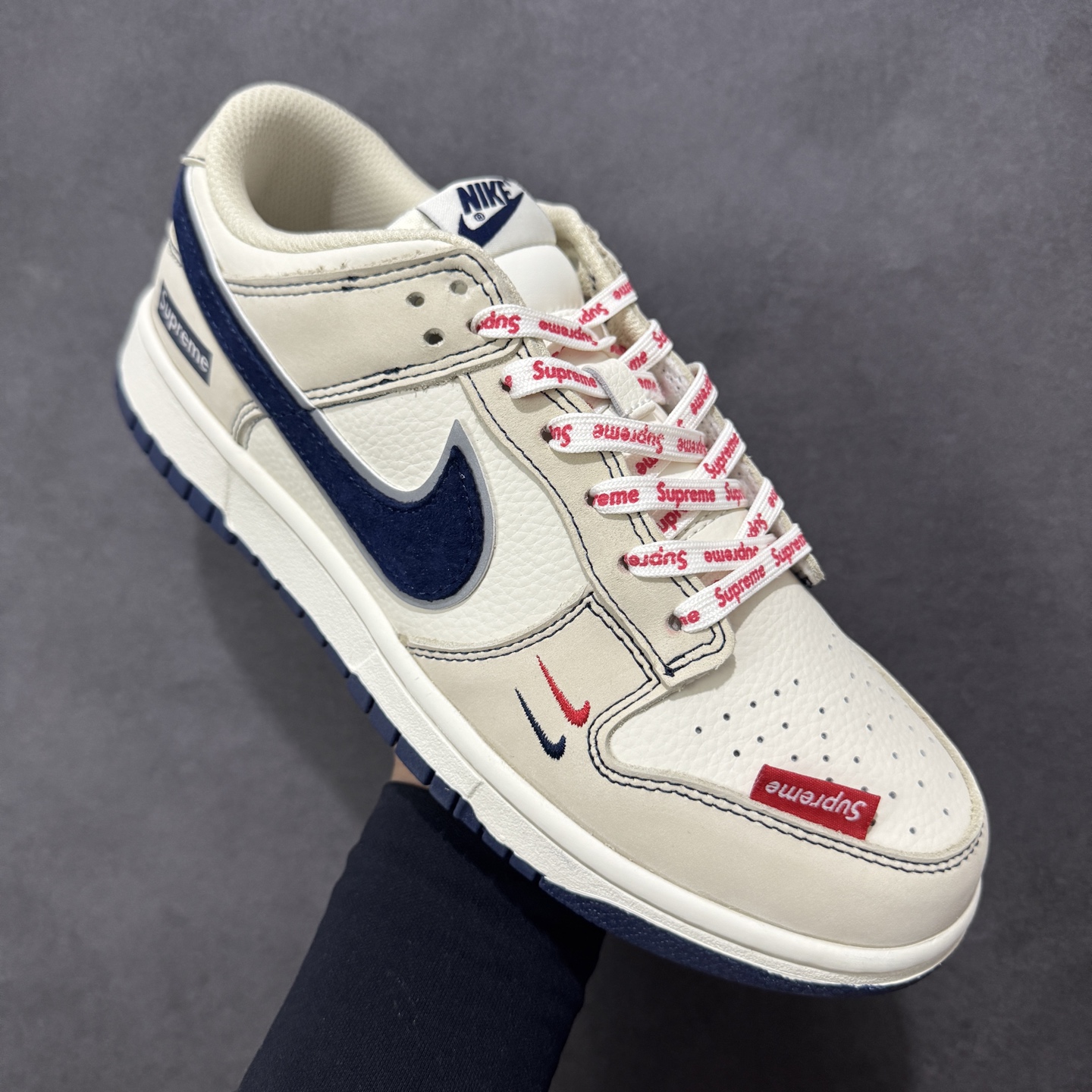 图片[3]-【定制版】Nike SB Dunk Low“ Supreme联名—米蓝头层皮” 周年高端定制 低帮休闲板鞋 定制鞋盒 大厂纯原品质出货 超高清洁度 皮料切割干净无任何毛边 细节完美 货号：DN3168-019 尺码：36 36.5 37.5 38 38.5 39 40 40.5 41 42 42.5 43 44 44.5 45-选品中心